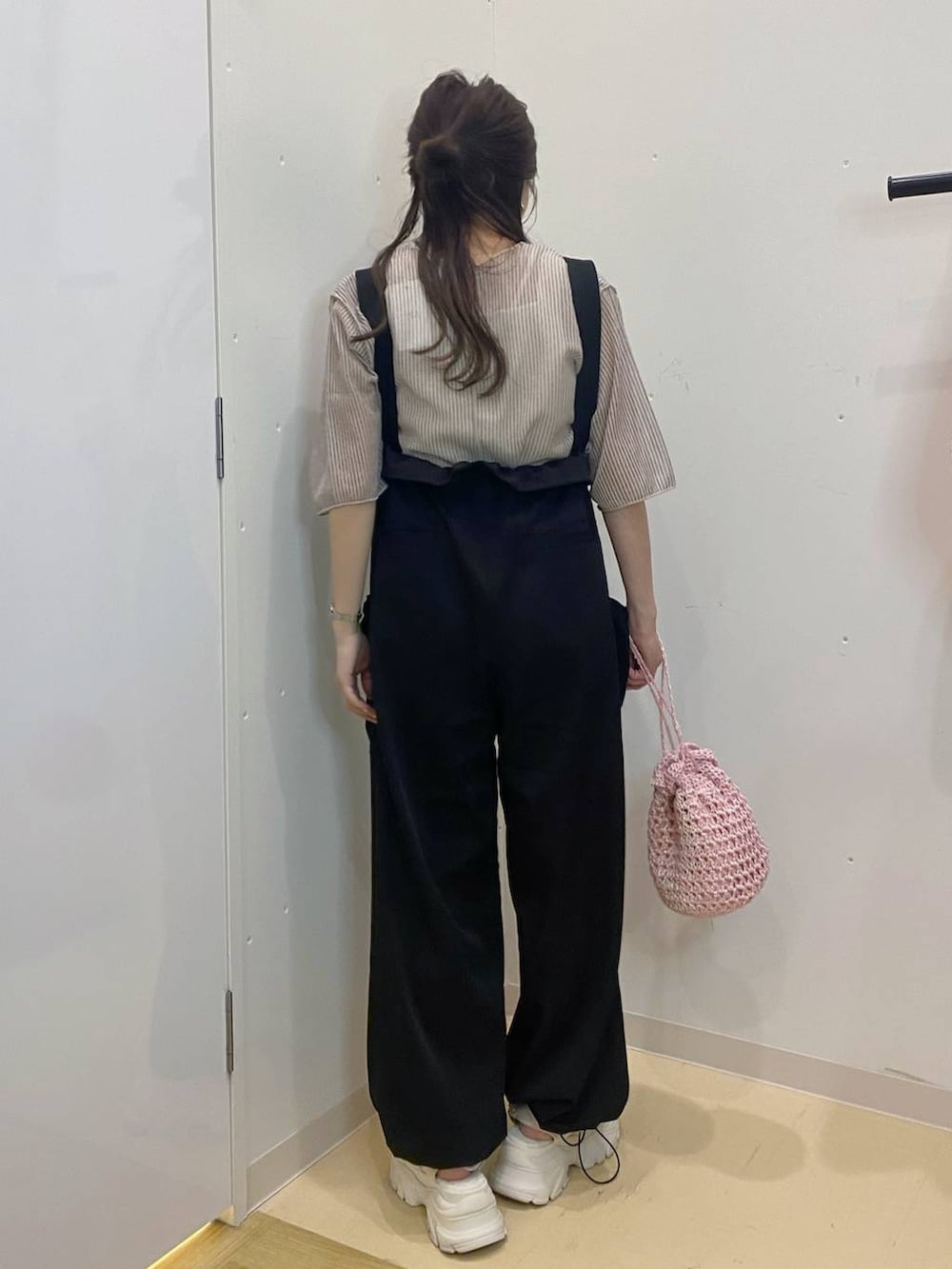 ホワイト系のサンダル、ブラック系のワンピース、ホワイト系のTシャツ/カットソーを着用したレディースの夏コーディネートの4枚目の写真