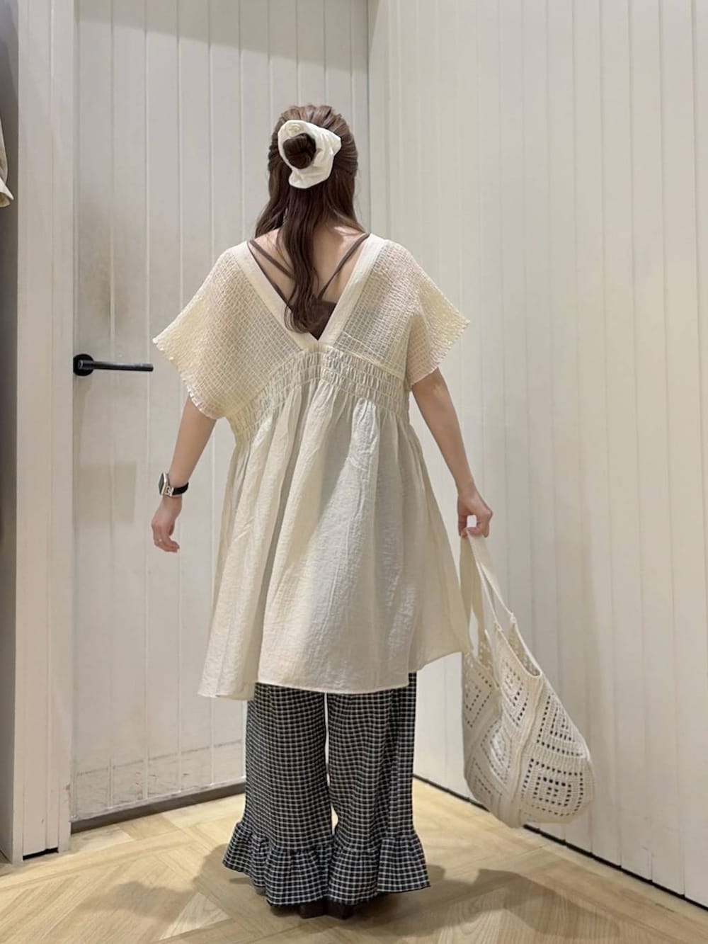 ブラウン系のTシャツ/カットソー、ホワイト系のシャツ/ブラウス、ブラウン系のサンダルを着用したレディースの夏コーディネートの3枚目の写真