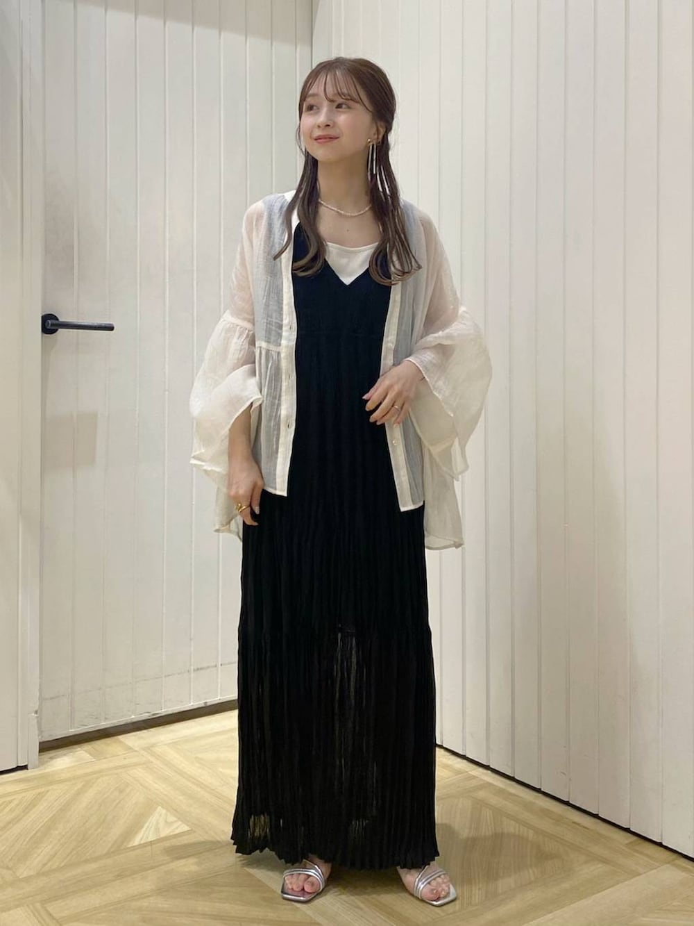 「ローリーズスタイル_LOWRYS FARM、低身長、ワンピース、ブラウス、夏コーデ、デートコーデ、サンダル、レイヤードスタイル、大人女子カジュアル_LOWRYS FARM、フェミニン」｜「LOWRYS FARMのスタイルＵＰクロスカップキャミ　100757（Tシャツ/カットソー、ホワイト系）」を使った、rinangoさん（レディース・146cm）の春コーディネートの4枚目の写真