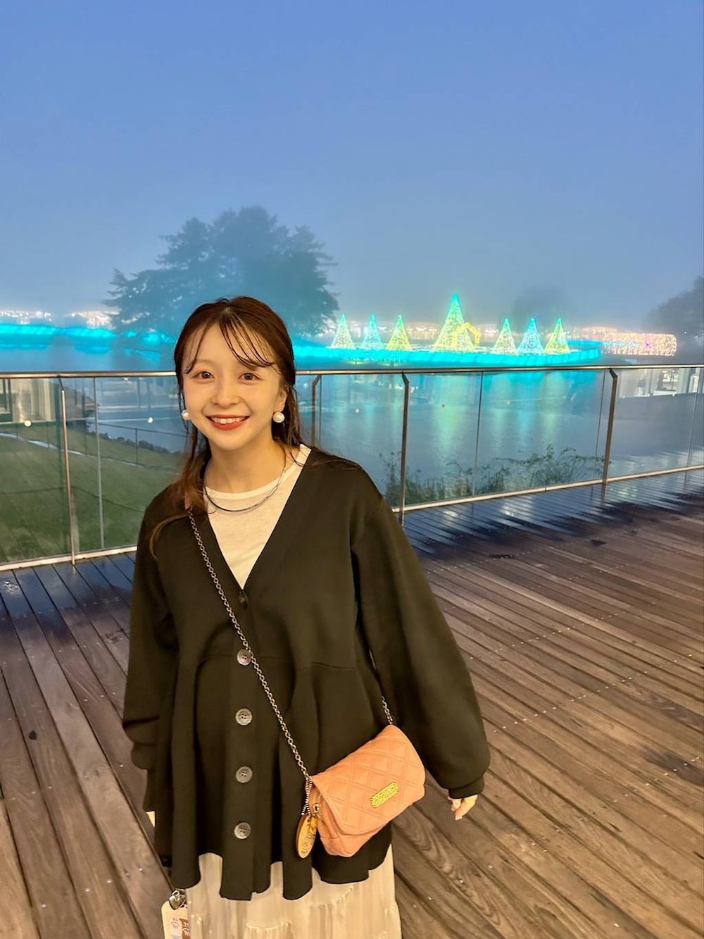 ブラック系のカーディガン/ボレロ、グレー系のスカート、ホワイト系のTシャツ/カットソーを着用したレディースの秋コーディネートの2枚目の写真