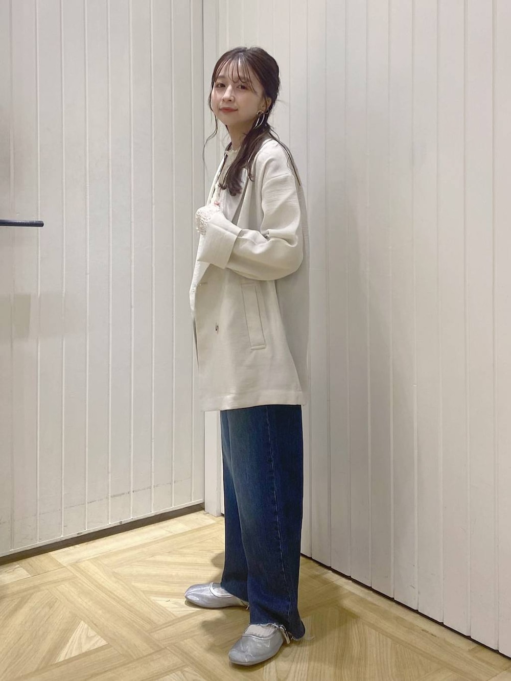 「ローリーズスタイル_LOWRYS FARM、低身長、大人女子カジュアル_LOWRYS FARM、デニムパンツ、ジャケット、春コーデ、春色、春アウター、カジュアル」｜「LOWRYS FARMのシャーリングプルオーバーＬＳ  991515（Tシャツ/カットソー、ホワイト系）」を使った、rinangoさん（レディース・146cm）の春コーディネートの3枚目の写真