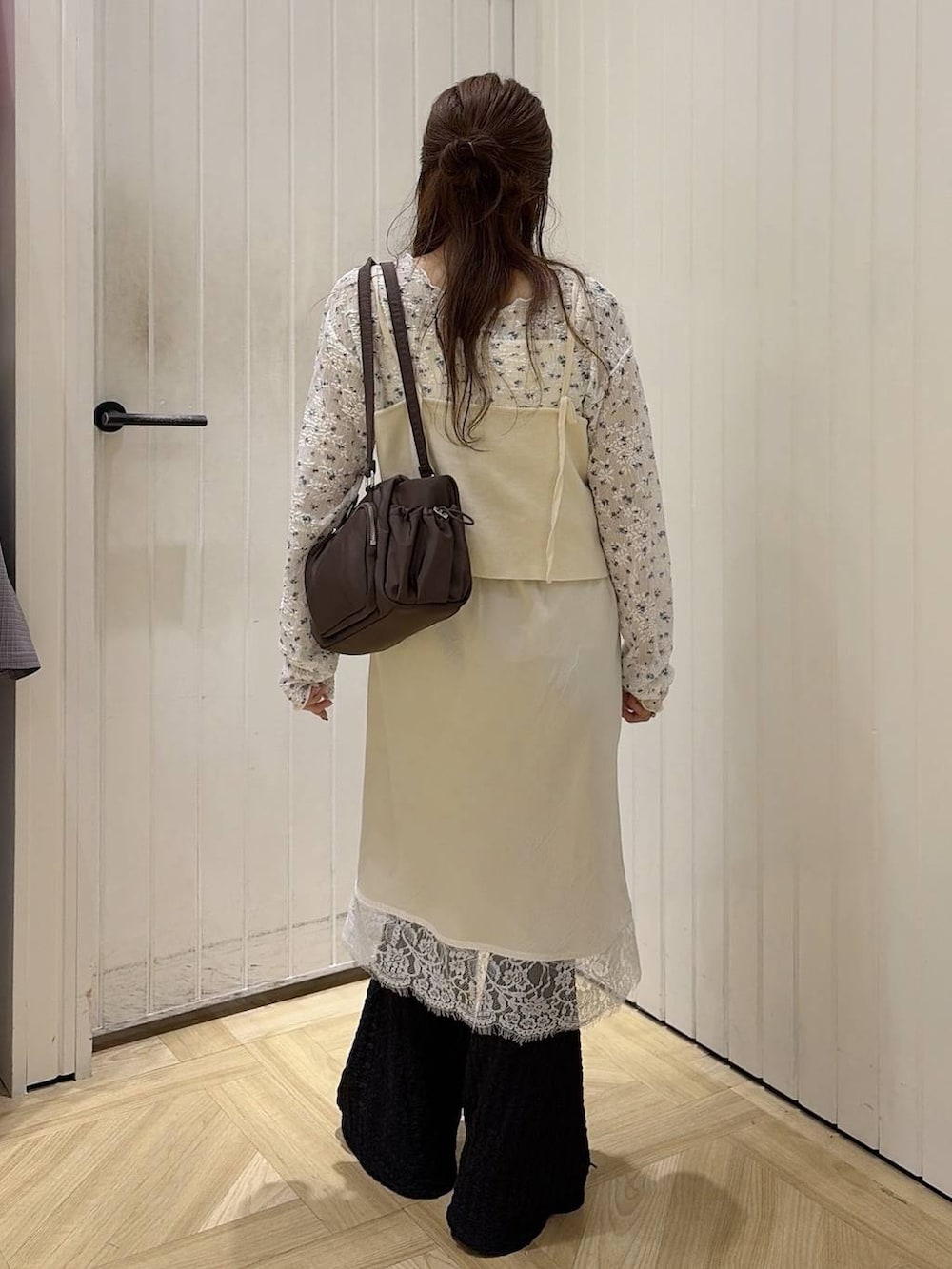 ホワイト系のキャミソール、ホワイト系のTシャツ/カットソー、ブラック系のその他パンツを着用したレディースの秋コーディネートの3枚目の写真