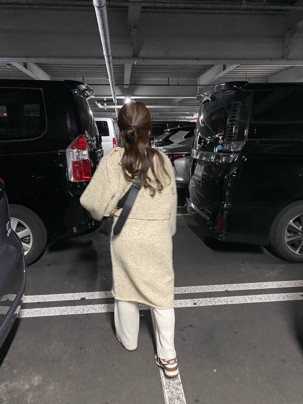 ホワイト系のワンピース、ホワイト系のタンクトップ、ブラック系のショルダーバッグを着用したレディースの秋コーディネートの5枚目の写真