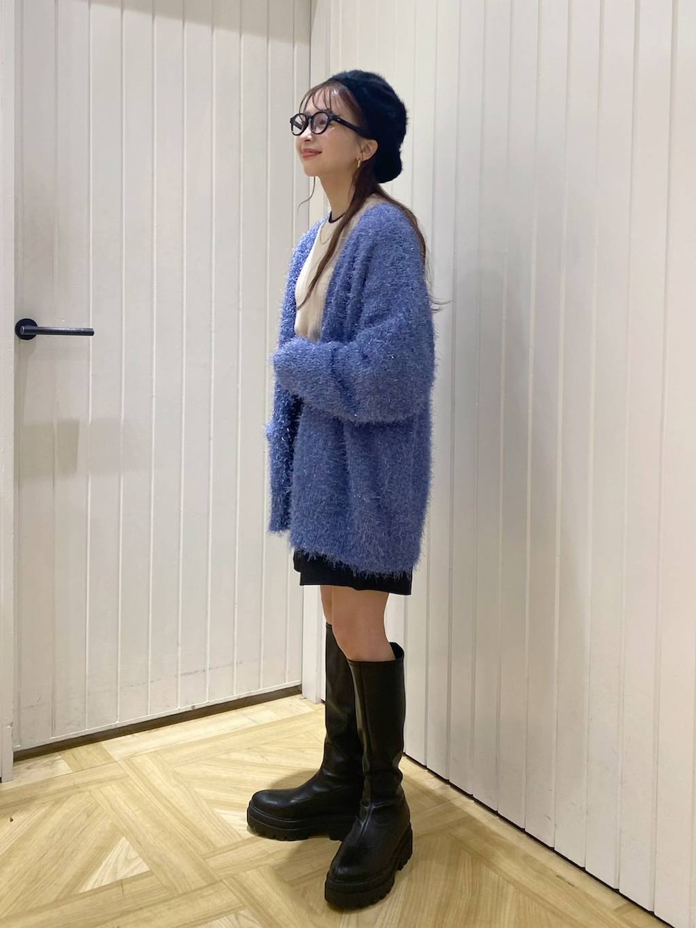 「ローリーズスタイル_LOWRYS FARM、デート/ロマンティック、女子会、カーディガン、大人女子カジュアル_LOWRYS FARM、ベレー帽、冬コーデ、ブーツ、着痩せ・細見え、着痩せ、フェミニン」|「LOWRYS FARMのウールライクタックショートパンツ 969402(その他パンツ、ブラック系)」を使った、rinangoさん(レディース・146cm)の冬コーディネートの3枚目の写真