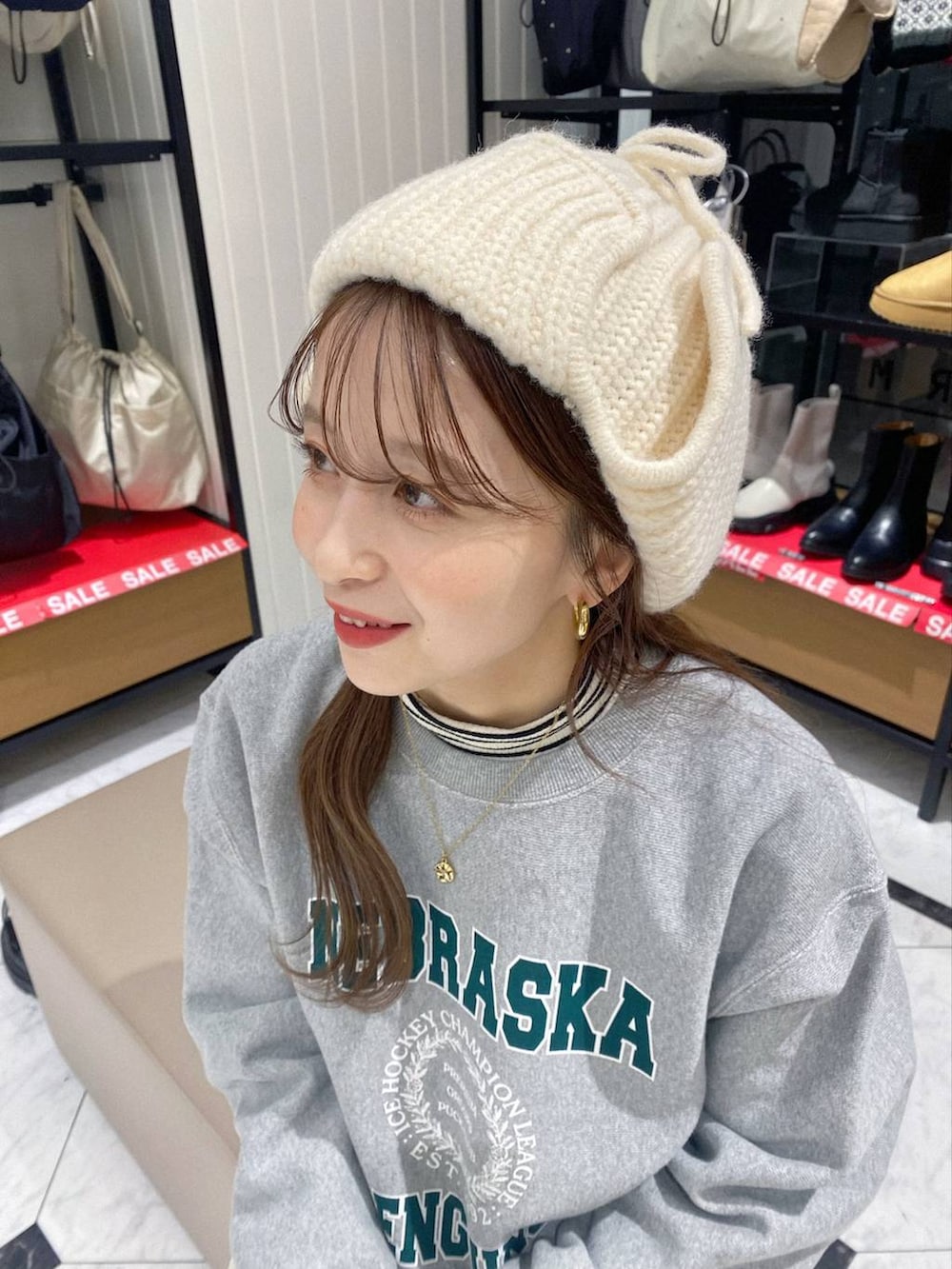 ホワイト系のTシャツ/カットソー、グレー系のスウェット、ホワイト系のニットキャップ/ビーニーを着用したレディースの冬コーディネートの2枚目の写真