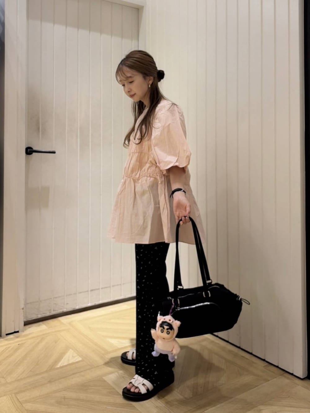 ピンク系のシャツ/ブラウス、ホワイト系のサンダル、ブラック系のその他パンツを着用したレディースの夏コーディネートの4枚目の写真