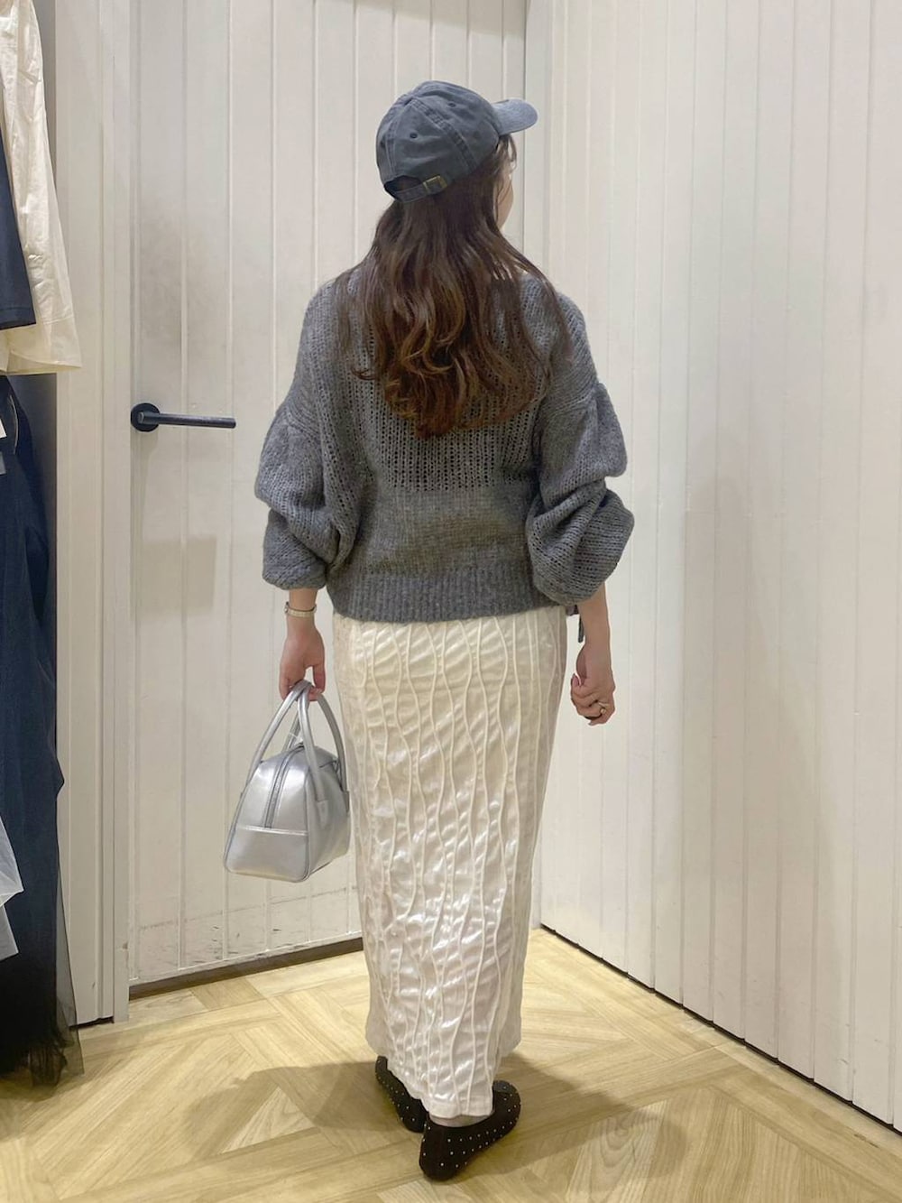 「ローリーズスタイル_LOWRYS FARM、低身長、大人女子カジュアル_LOWRYS FARM、大人カジュアル、ロングスカート、ニット、秋コーデ、秋冬新作」|「LOWRYS FARMのウォッシュドCAPNEWERA 102577(キャップ、ブラック系)」を使った、rinangoさん(レディース・146cm)の秋コーディネートの5枚目の写真