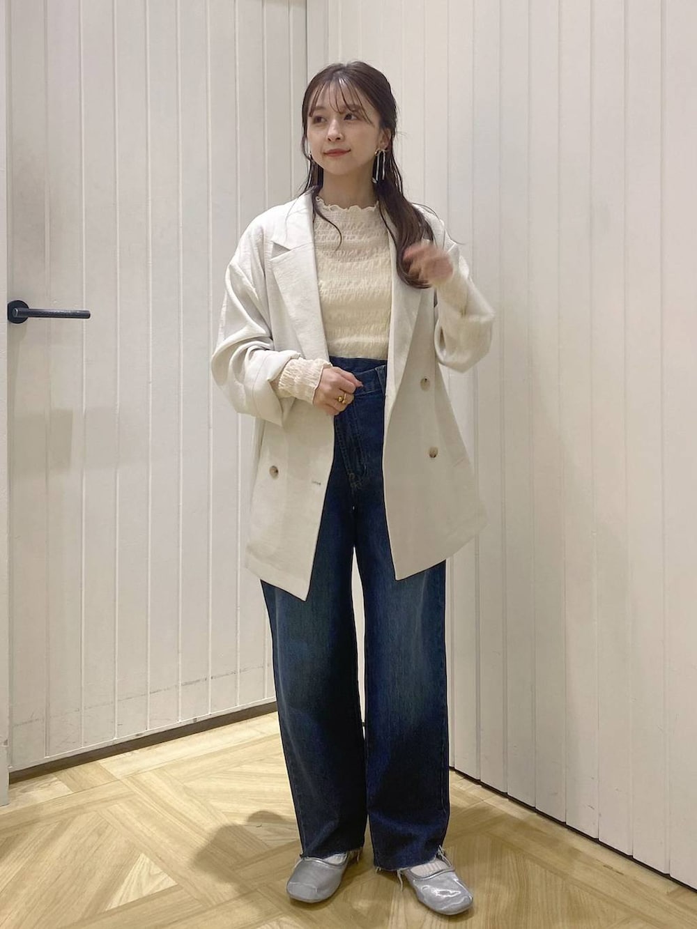 「ローリーズスタイル_LOWRYS FARM、低身長、大人女子カジュアル_LOWRYS FARM、デニムパンツ、ジャケット、春コーデ、春色、春アウター、カジュアル」｜「LOWRYS FARMのシャーリングプルオーバーＬＳ  991515（Tシャツ/カットソー、ホワイト系）」を使った、rinangoさん（レディース・146cm）の春コーディネートの5枚目の写真