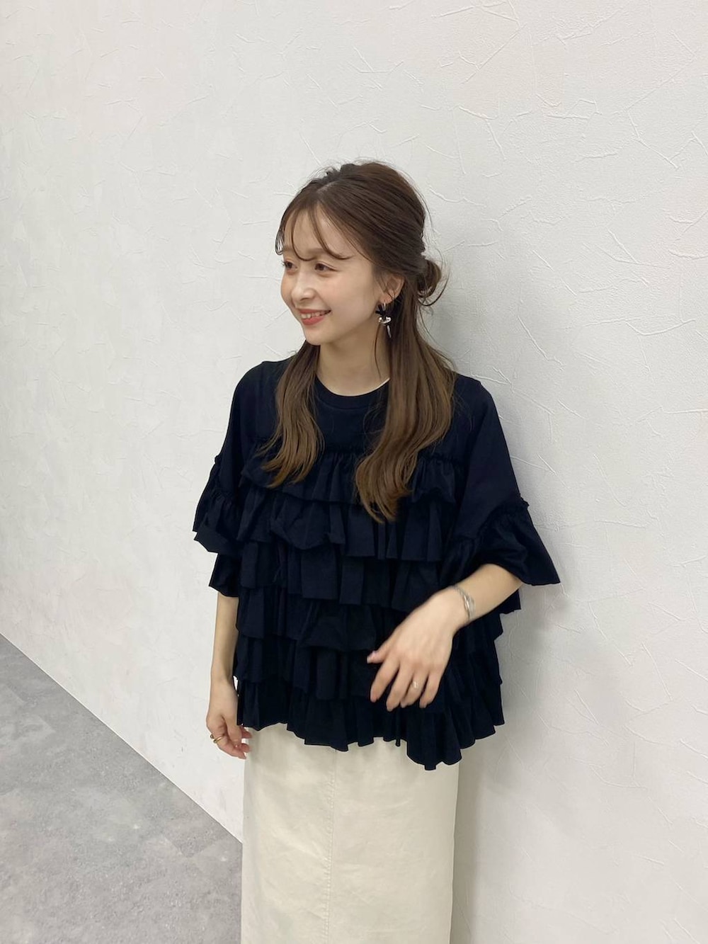 ブラック系のサンダル、ブラック系のTシャツ/カットソーを着用したレディースの春コーディネートの2枚目の写真