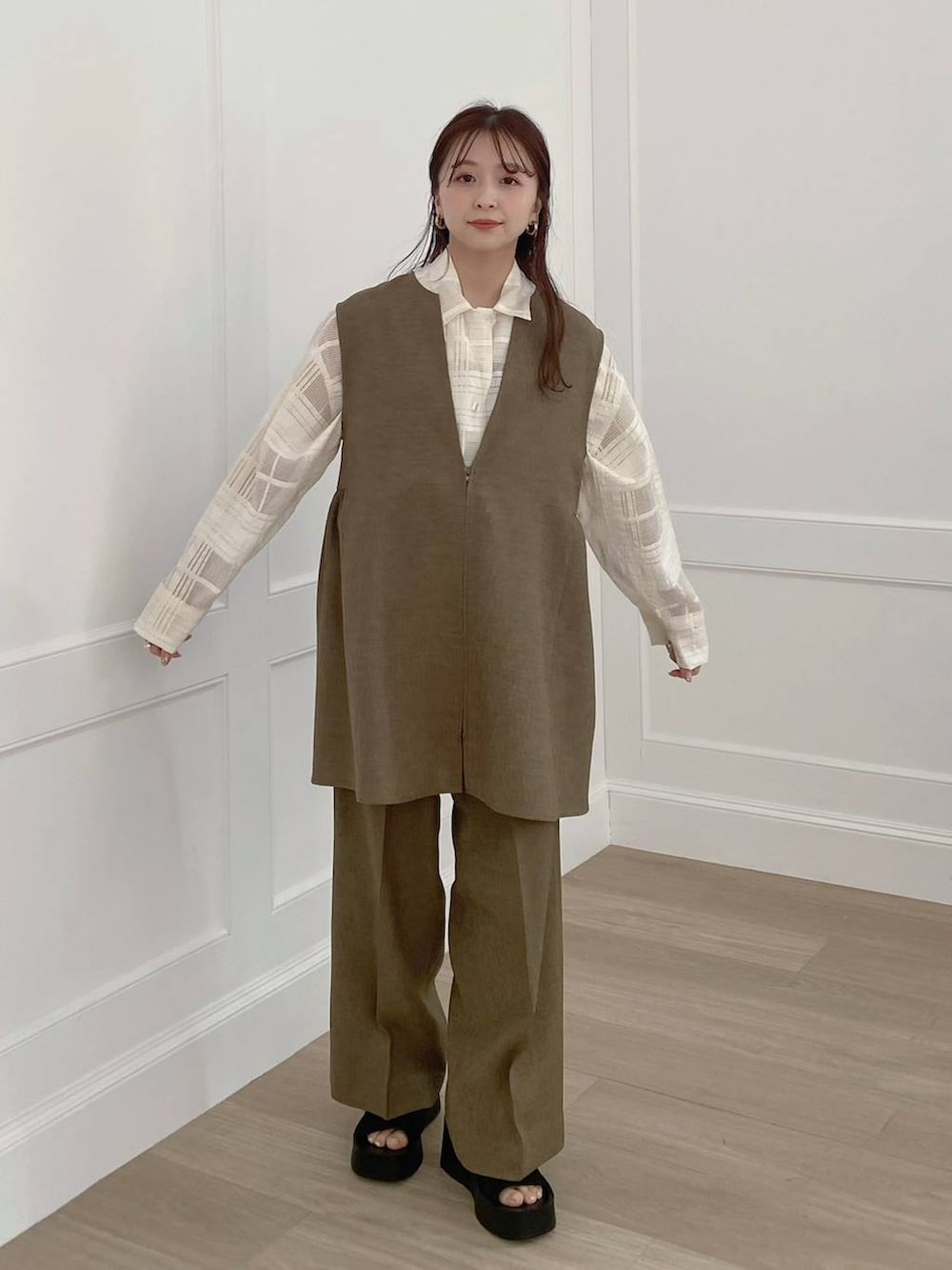 ベージュ系のシャツ/ブラウスを着用したレディースの春コーディネートの3枚目の写真