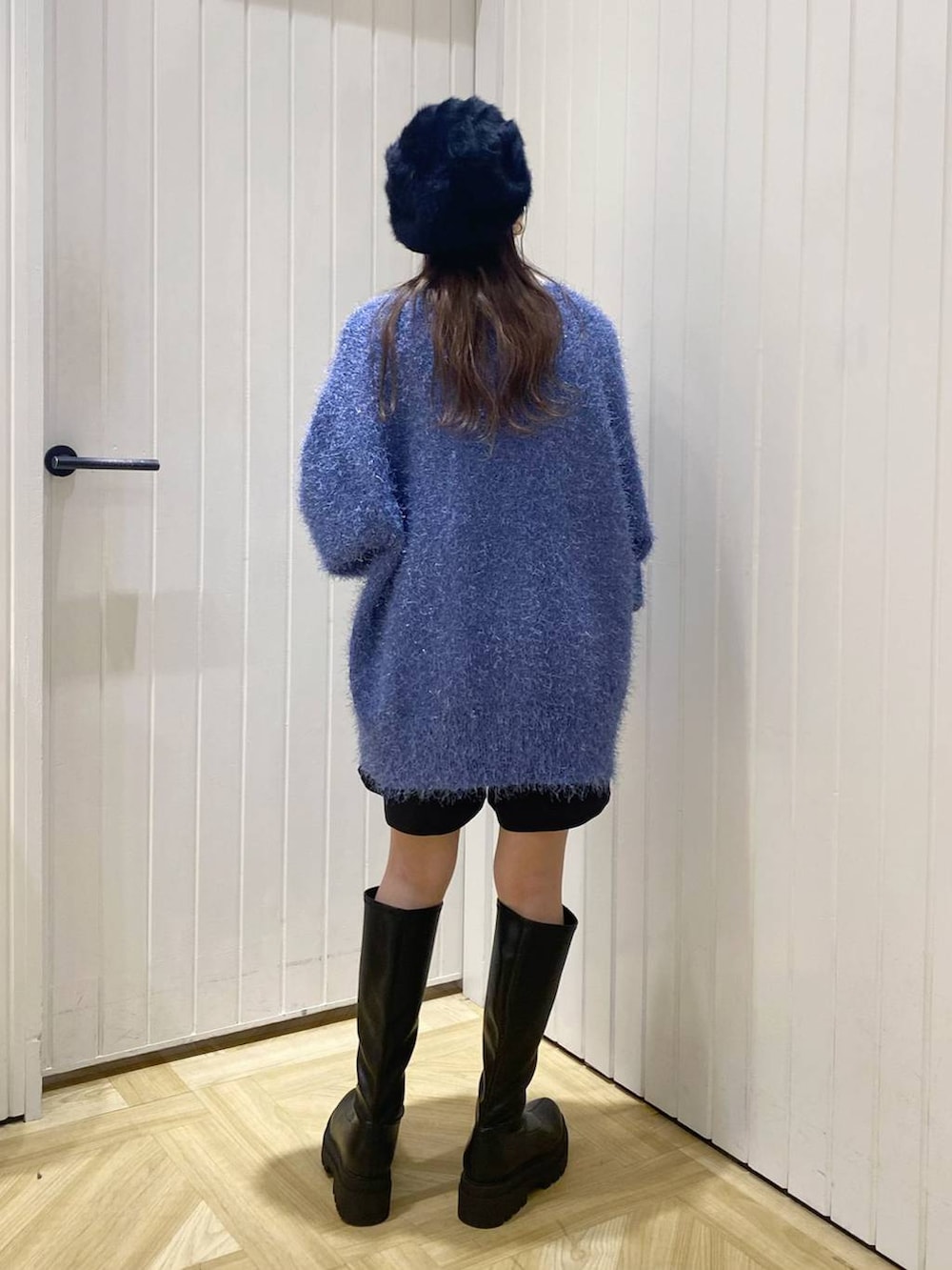 「ローリーズスタイル_LOWRYS FARM、デート/ロマンティック、女子会、カーディガン、大人女子カジュアル_LOWRYS FARM、ベレー帽、冬コーデ、ブーツ、着痩せ・細見え、着痩せ、フェミニン」|「LOWRYS FARMのウールライクタックショートパンツ 969402(その他パンツ、ブラック系)」を使った、rinangoさん(レディース・146cm)の冬コーディネートの4枚目の写真