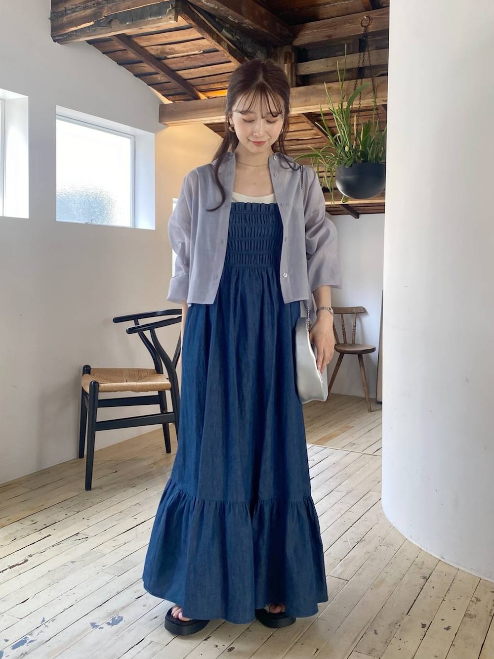 ホワイト系のTシャツ/カットソー、シルバー系のサンダル、シルバー系のショルダーバッグを着用したレディースの春コーディネートの3枚目の写真