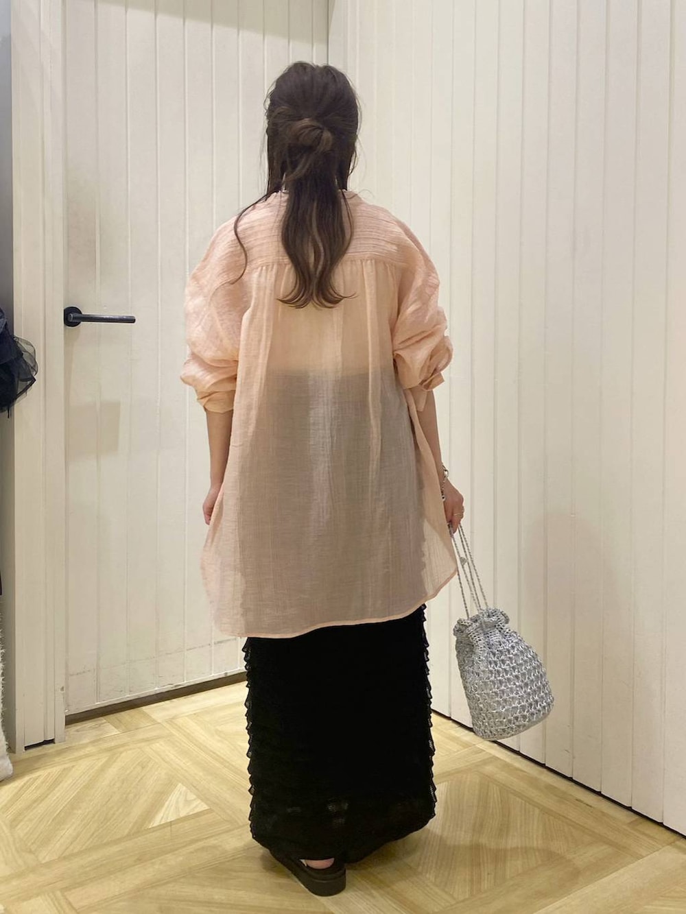 ホワイト系のTシャツ/カットソー、ブラック系のスカート、ホワイト系のスニーカーを着用したレディースの春コーディネートの3枚目の写真