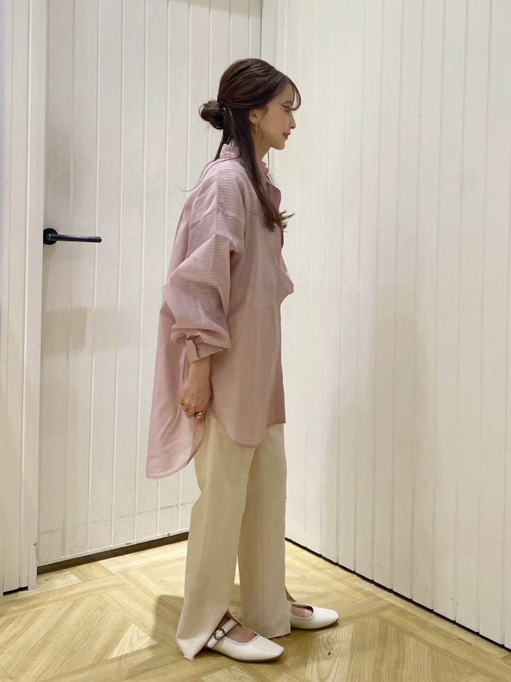 ホワイト系のデニムパンツ、シルバー系のショルダーバッグ、ホワイト系のパンプスを着用したレディースの春コーディネートの4枚目の写真