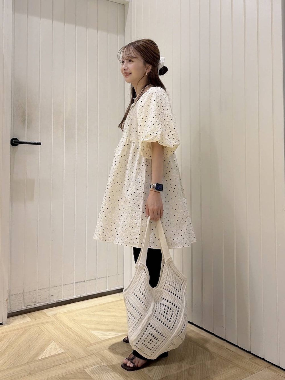 ブラック系のその他パンツ、その他のシャツ/ブラウス、ブラウン系のサンダルを着用したレディースの夏コーディネートの2枚目の写真