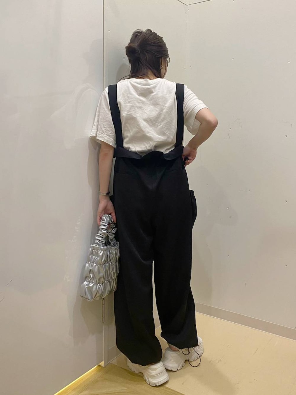 ホワイト系のサンダル、ホワイト系のTシャツ/カットソー、グレー系のショルダーバッグを着用したレディースの夏コーディネートの3枚目の写真