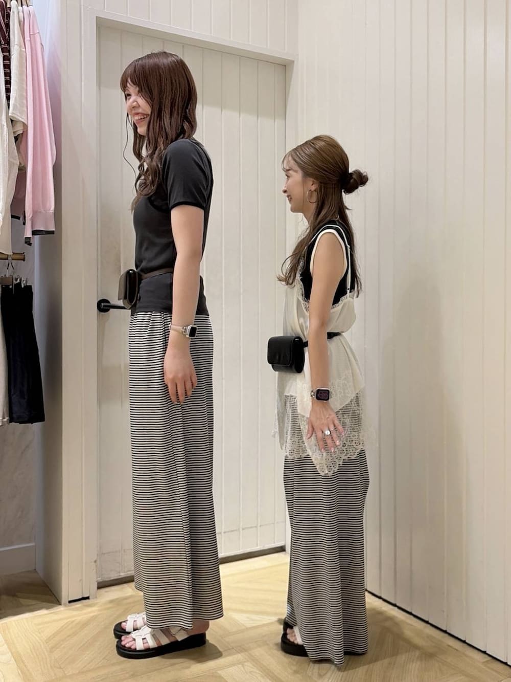 ホワイト系のその他パンツ、ブラック系のタンクトップ、ホワイト系のサンダルを着用したレディースの夏コーディネートの2枚目の写真