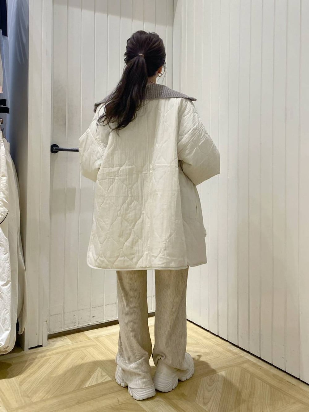 ホワイト系のブルゾン、ホワイト系のその他パンツ、ホワイト系のスニーカーを着用したレディースの秋コーディネートの3枚目の写真