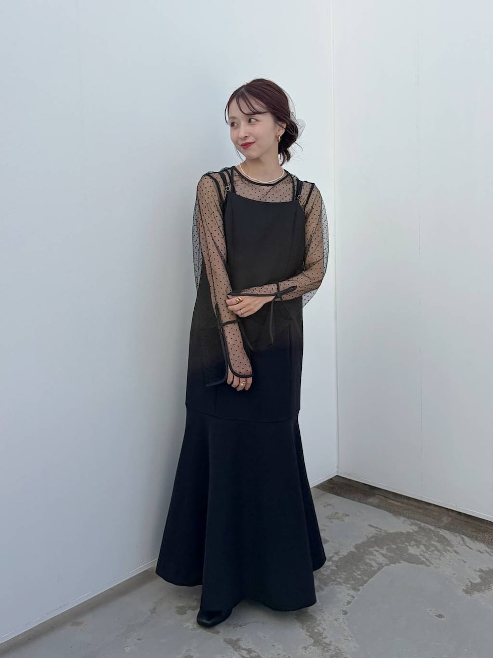 ブラック系のワンピース、グレー系のその他トップス、ブラック系のブーツを着用したレディースの夏コーディネートの2枚目の写真