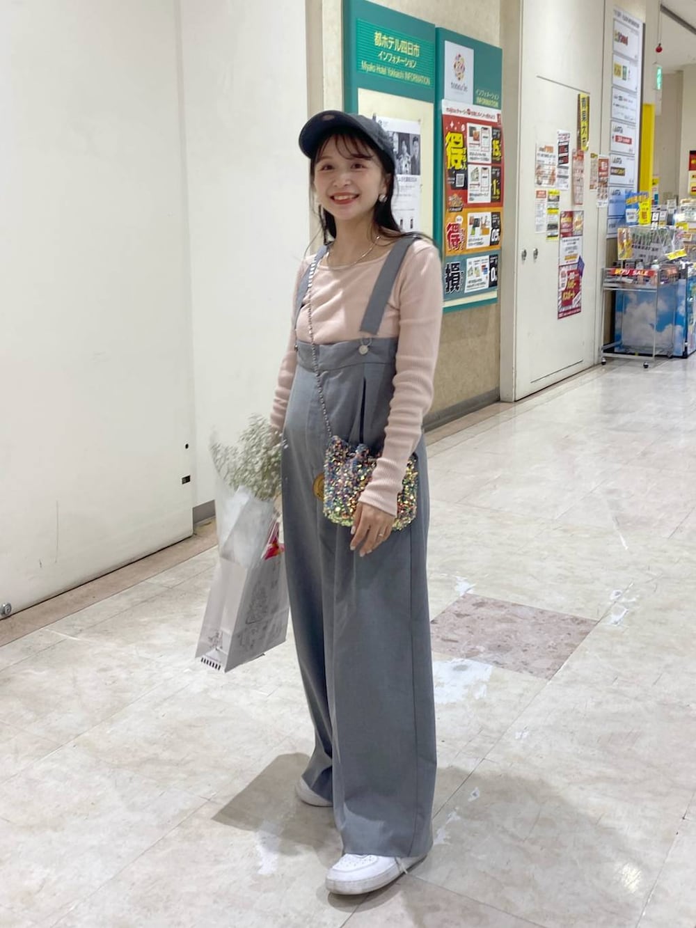 「ローリーズスタイル_LOWRYS FARM、低身長、大人女子カジュアル_LOWRYS FARM、デートコーデ、サロペット、秋コーデ、秋冬新作、スニーカー、キャップ」｜「LOWRYS FARMのウォッシュドＣＡＰＮＥＷＥＲＡ　102577（キャップ、ブラック系）」を使った、rinangoさん（レディース・146cm）の秋コーディネートの2枚目の写真