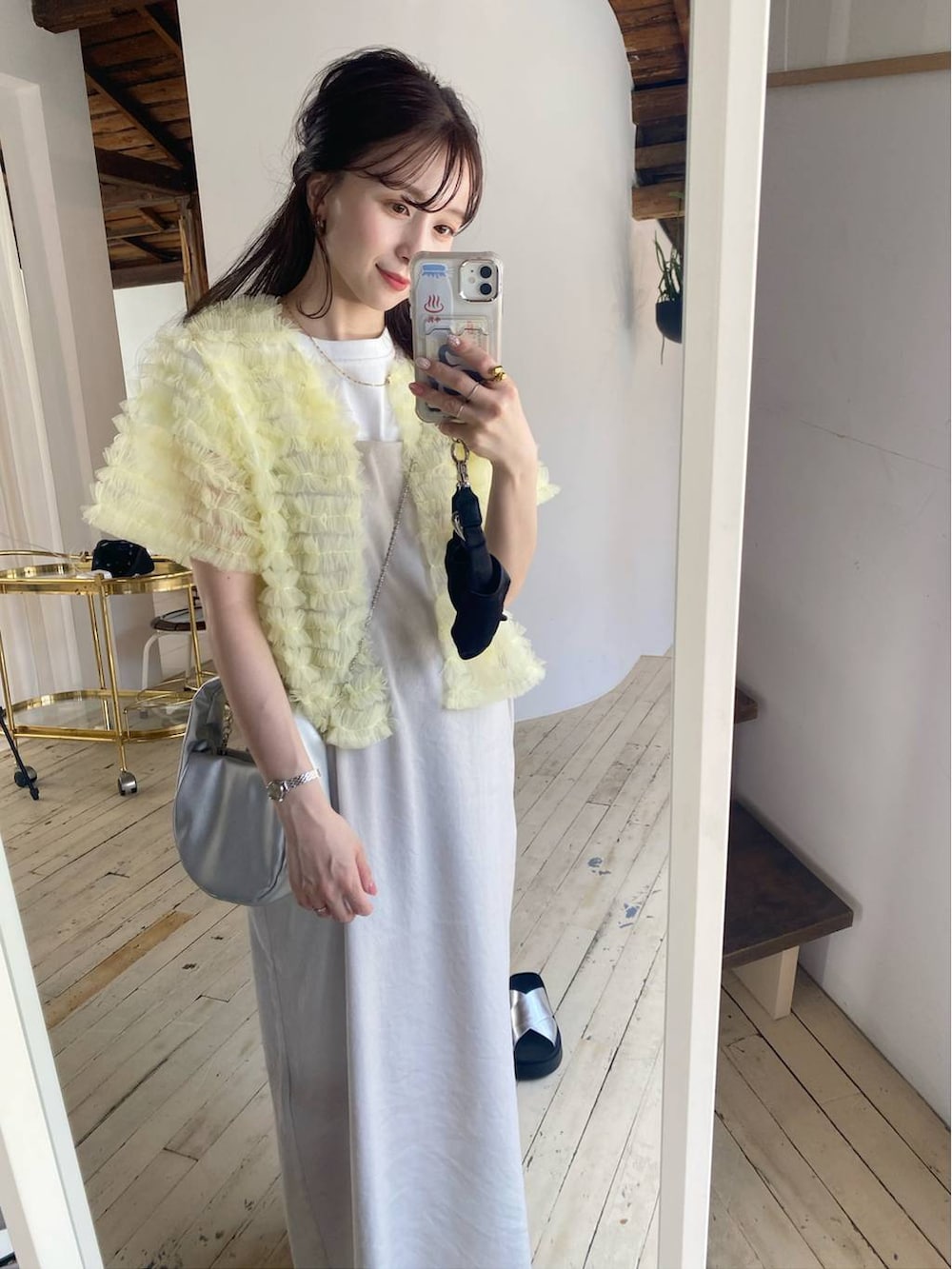 ホワイト系のサンダル、ホワイト系のTシャツ/カットソー、ホワイト系のワンピースを着用したレディースの春コーディネートの4枚目の写真