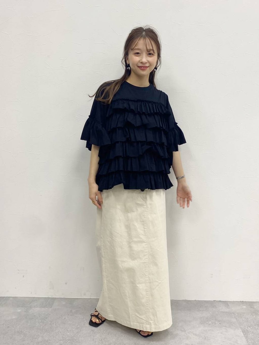 ブラック系のサンダル、ブラック系のTシャツ/カットソーを着用したレディースの春コーディネートの3枚目の写真