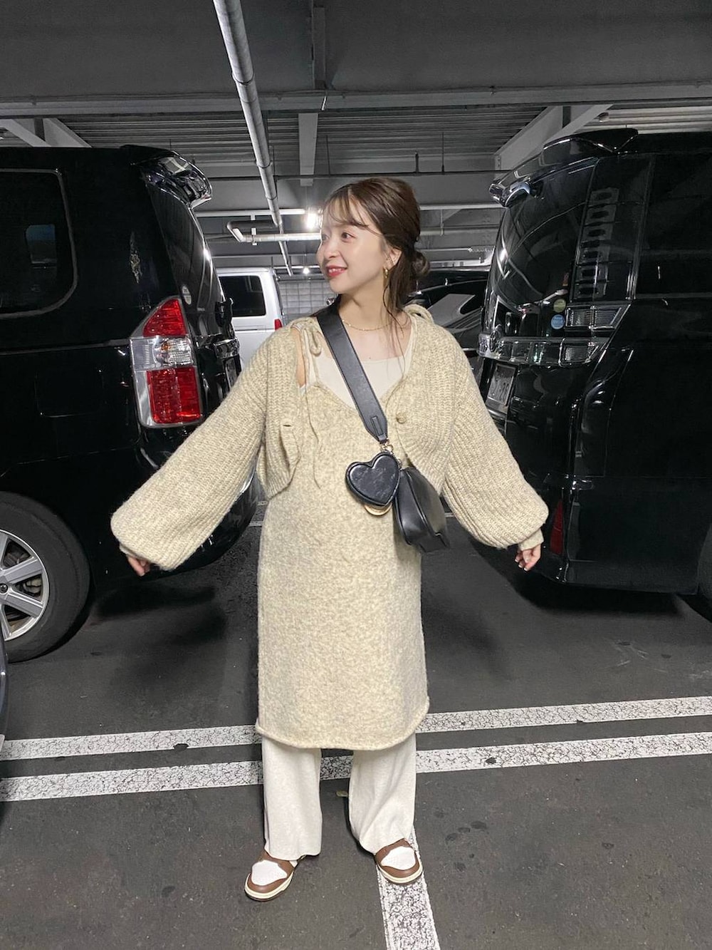 ホワイト系のワンピース、ホワイト系のタンクトップ、ブラック系のショルダーバッグを着用したレディースの秋コーディネートの2枚目の写真