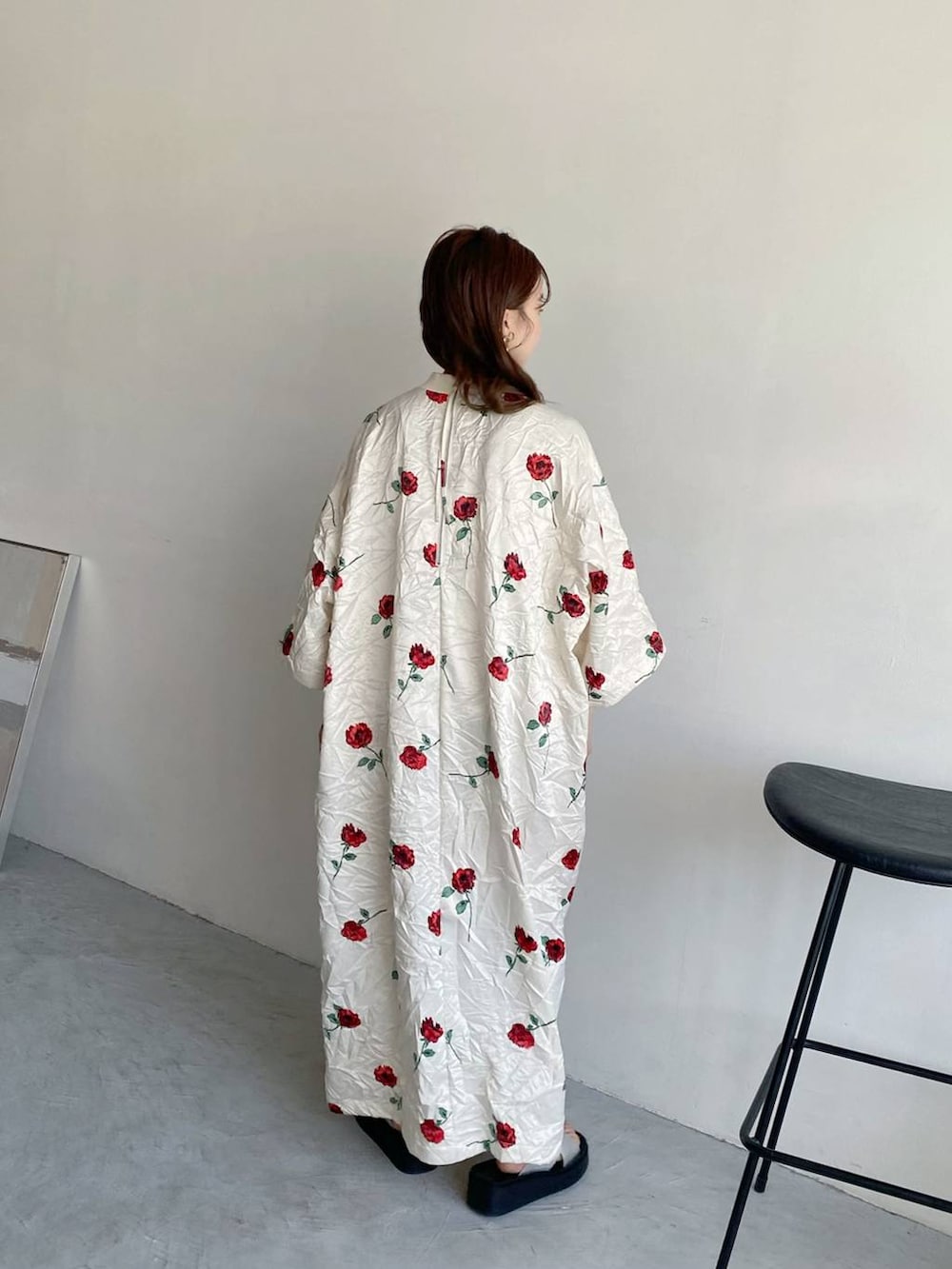 ホワイト系のワンピース、シルバー系のサンダル、ゴールド系のピアス（両耳用）を着用したレディースの春コーディネートの4枚目の写真