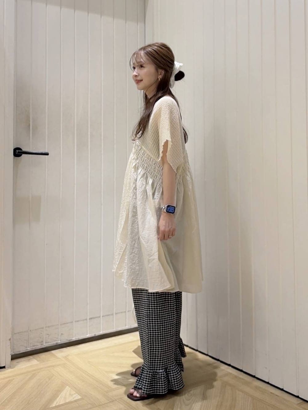 ブラウン系のTシャツ/カットソー、ホワイト系のシャツ/ブラウス、ブラウン系のサンダルを着用したレディースの夏コーディネートの2枚目の写真