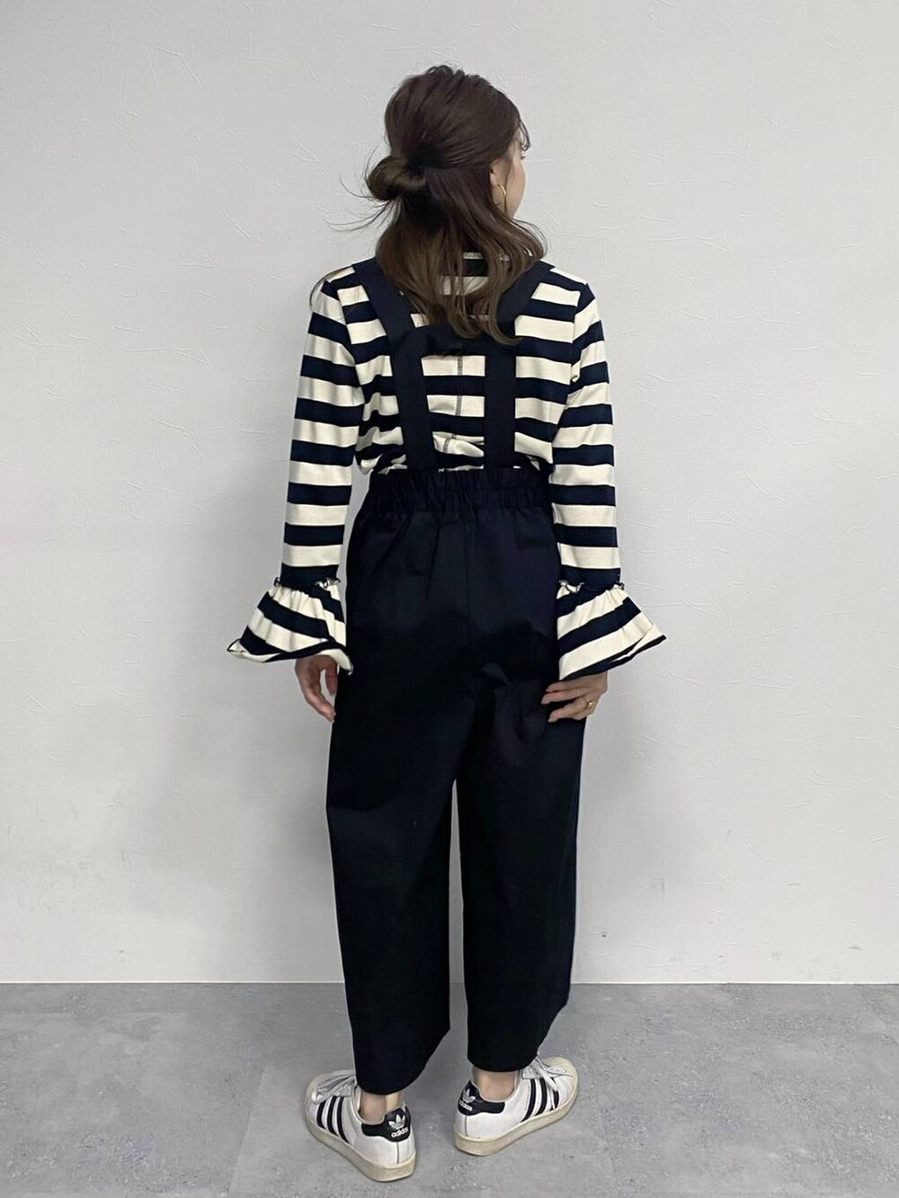 その他のTシャツ/カットソーを着用したレディースの冬コーディネートの3枚目の写真