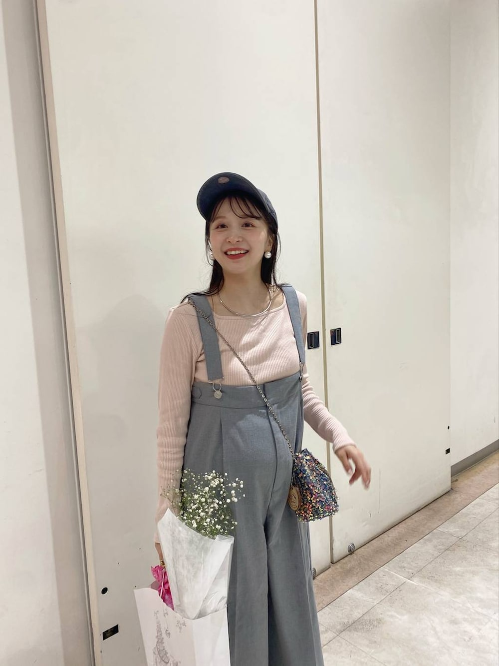 「ローリーズスタイル_LOWRYS FARM、低身長、大人女子カジュアル_LOWRYS FARM、デートコーデ、サロペット、秋コーデ、秋冬新作、スニーカー、キャップ」｜「LOWRYS FARMのウォッシュドＣＡＰＮＥＷＥＲＡ　102577（キャップ、ブラック系）」を使った、rinangoさん（レディース・146cm）の秋コーディネートの5枚目の写真