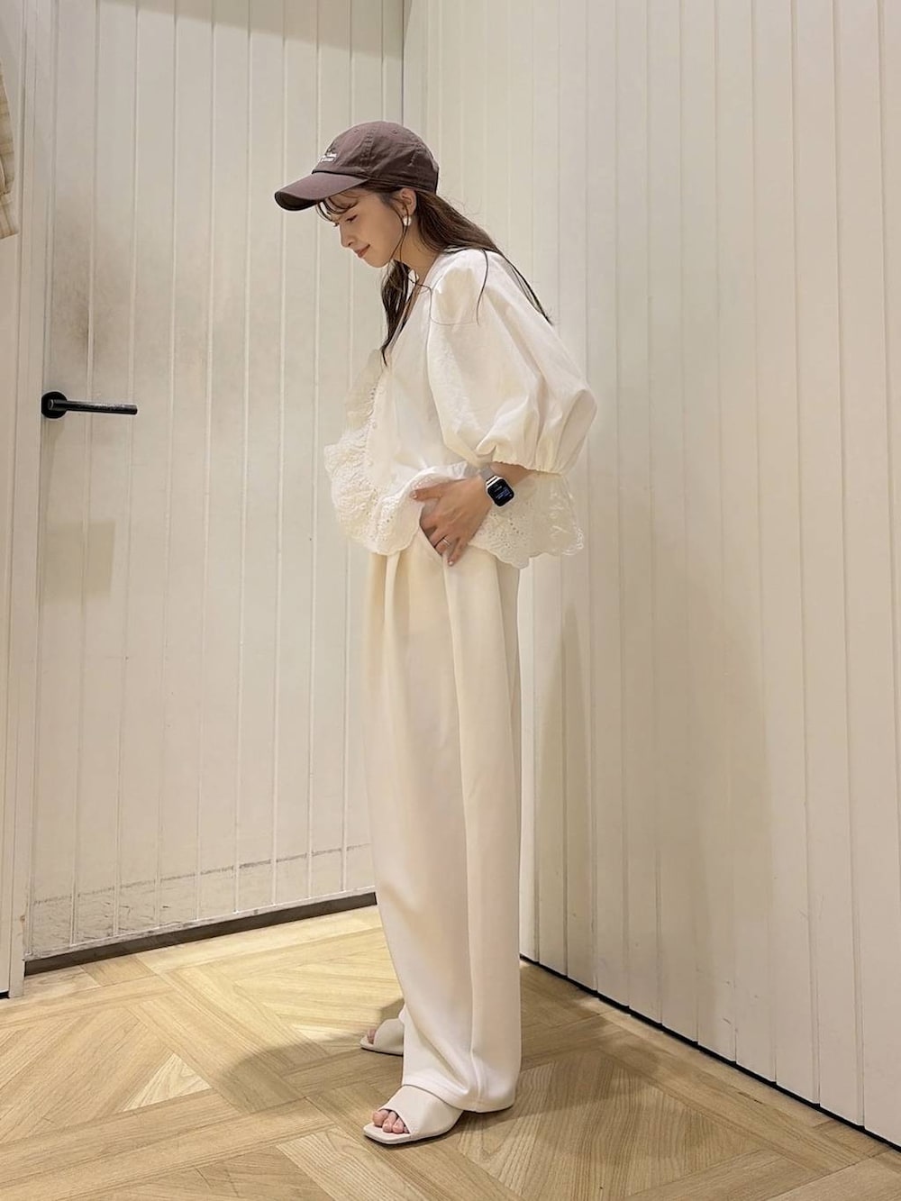 ブラウン系のTシャツ/カットソー、ベージュ系のスウェットパンツ、ホワイト系のサンダルを着用したレディースの夏コーディネートの2枚目の写真