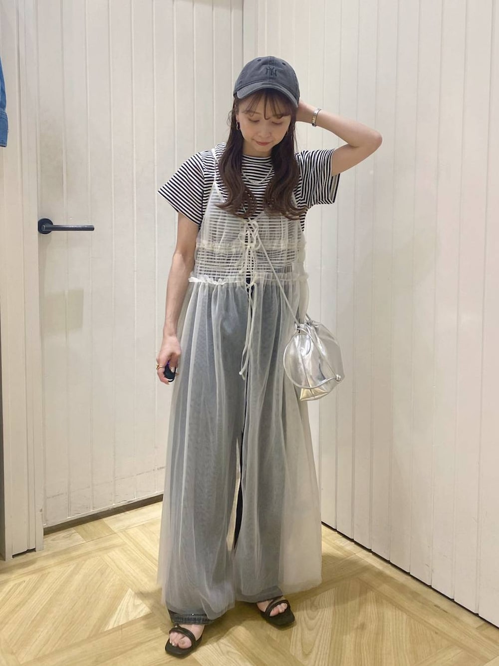 その他のTシャツ/カットソー、ブラック系のサンダル、シルバー系のショルダーバッグを着用したレディースの春コーディネートの3枚目の写真