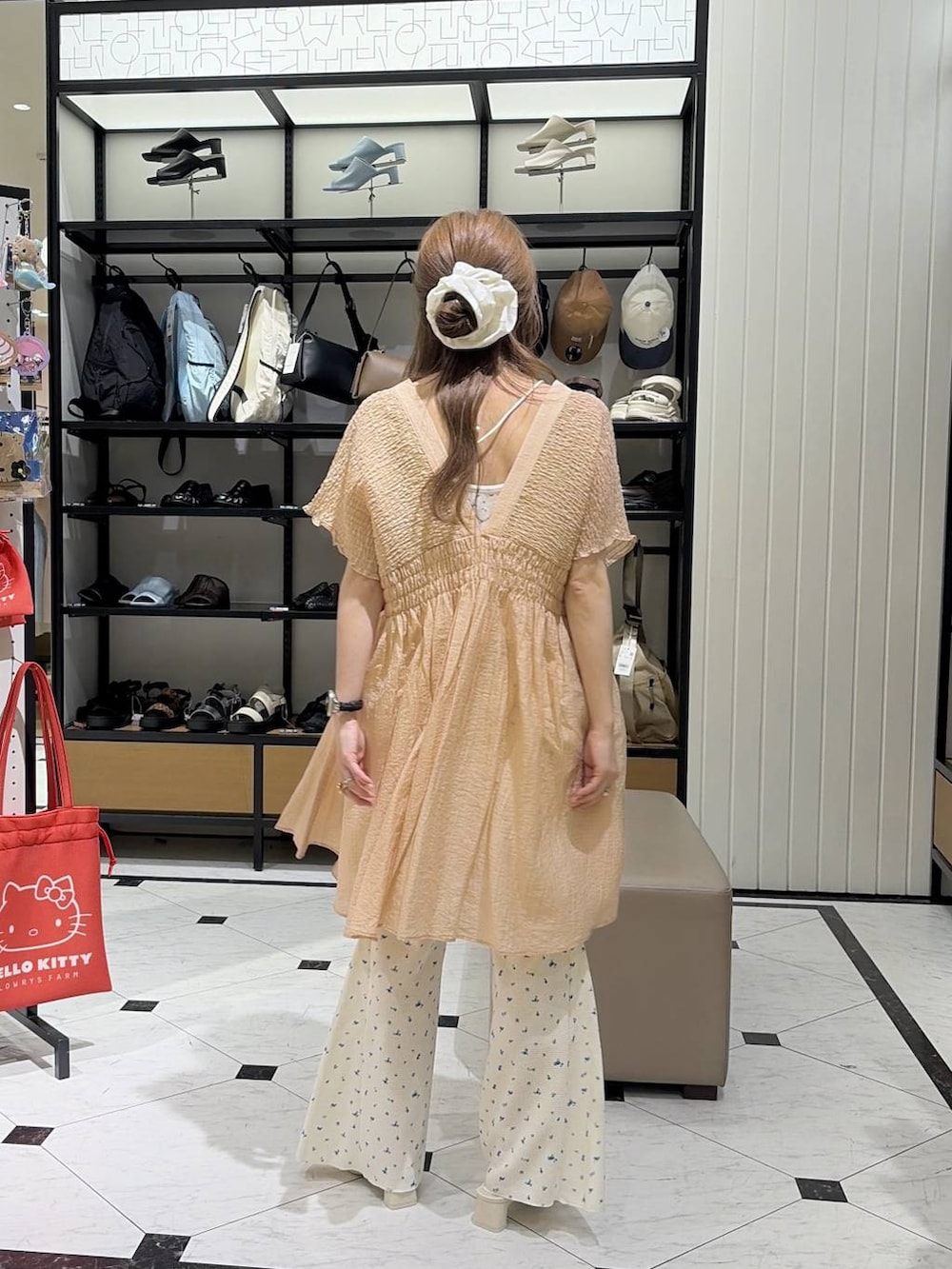 ブラウン系のシャツ/ブラウス、ホワイト系のその他パンツ、ホワイト系のサンダルを着用したレディースの夏コーディネートの3枚目の写真