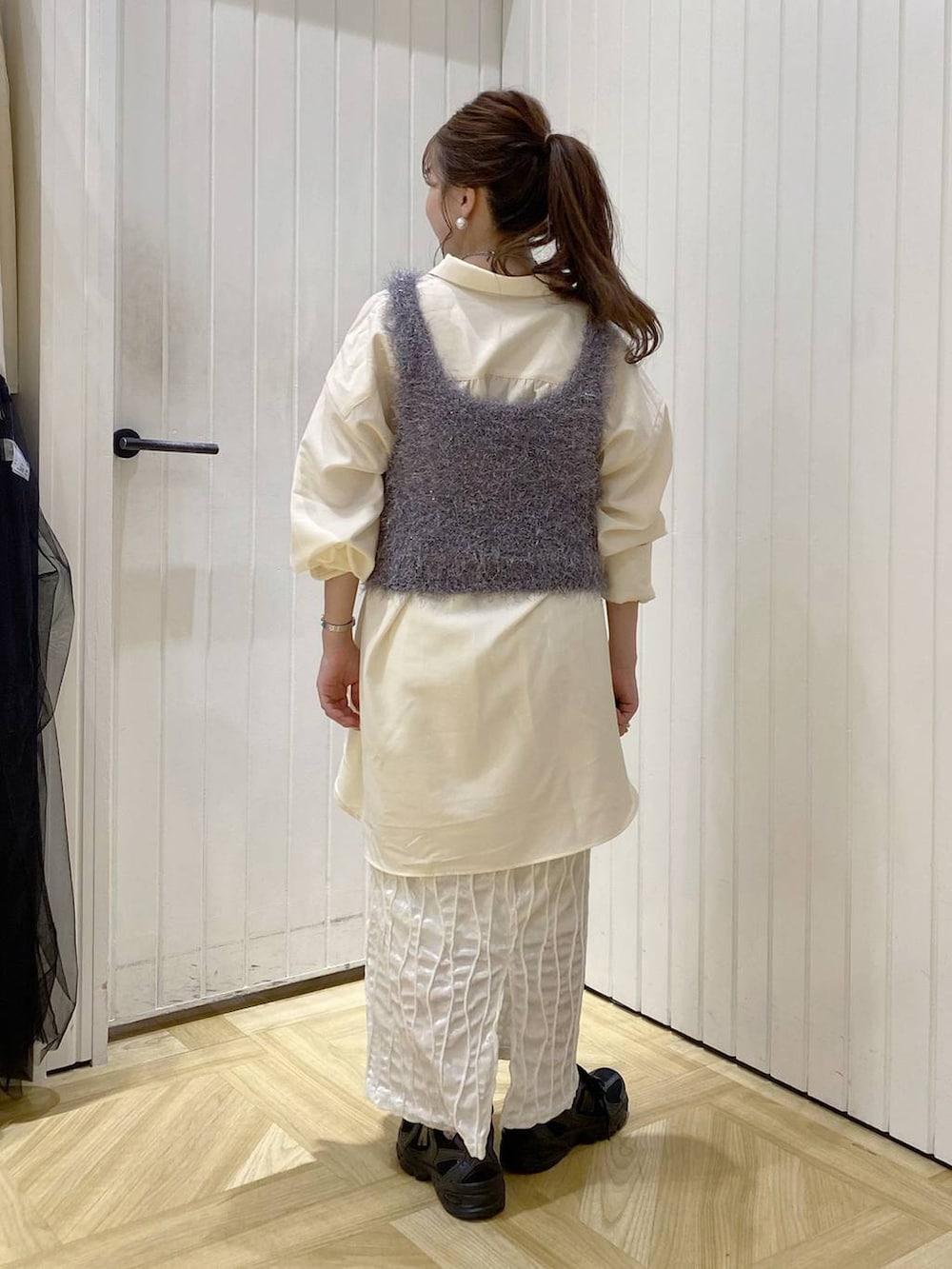 ブラック系のその他シューズ、グレー系のキャミソール、ベージュ系のシャツ/ブラウスを着用したレディースの秋コーディネートの2枚目の写真