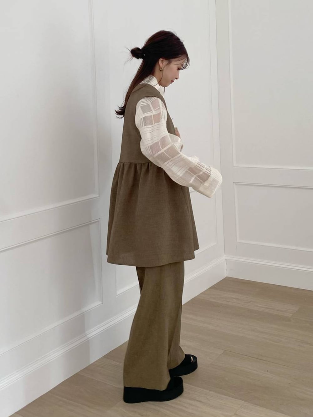 ベージュ系のシャツ/ブラウスを着用したレディースの春コーディネートの2枚目の写真