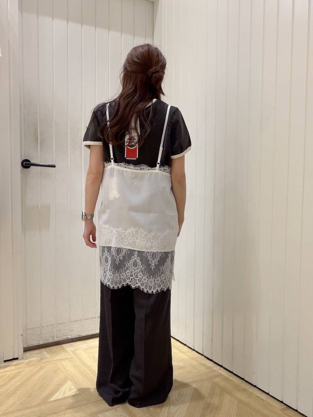 グレー系のスラックス、グレー系のTシャツ/カットソー、ブラック系のハンドバッグを着用したレディースの春コーディネートの3枚目の写真