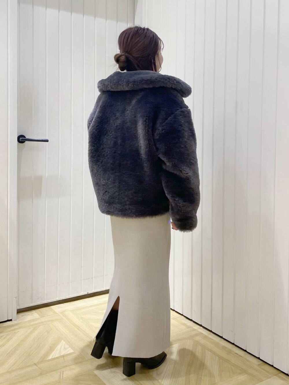 ブラック系のパンプス、グレー系のブルゾン、ブラック系のボストンバッグを着用したレディースの冬コーディネートの4枚目の写真