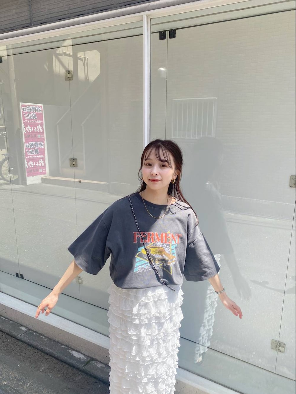「デートコーデ、カジュアル、ラフ、着痩せ、ローリーズスタイル_LOWRYS FARM、低身長、大人女子カジュアル_LOWRYS FARM、ロングスカート、夏コーデ、Tシャツ、サンダル、ドットエスティトレンド」｜「LOWRYS FARMのチビフリルタイトスカート　108166（スカート、ホワイト系）」を使った、rinangoさん（レディース・146cm）の春コーディネートの3枚目の写真