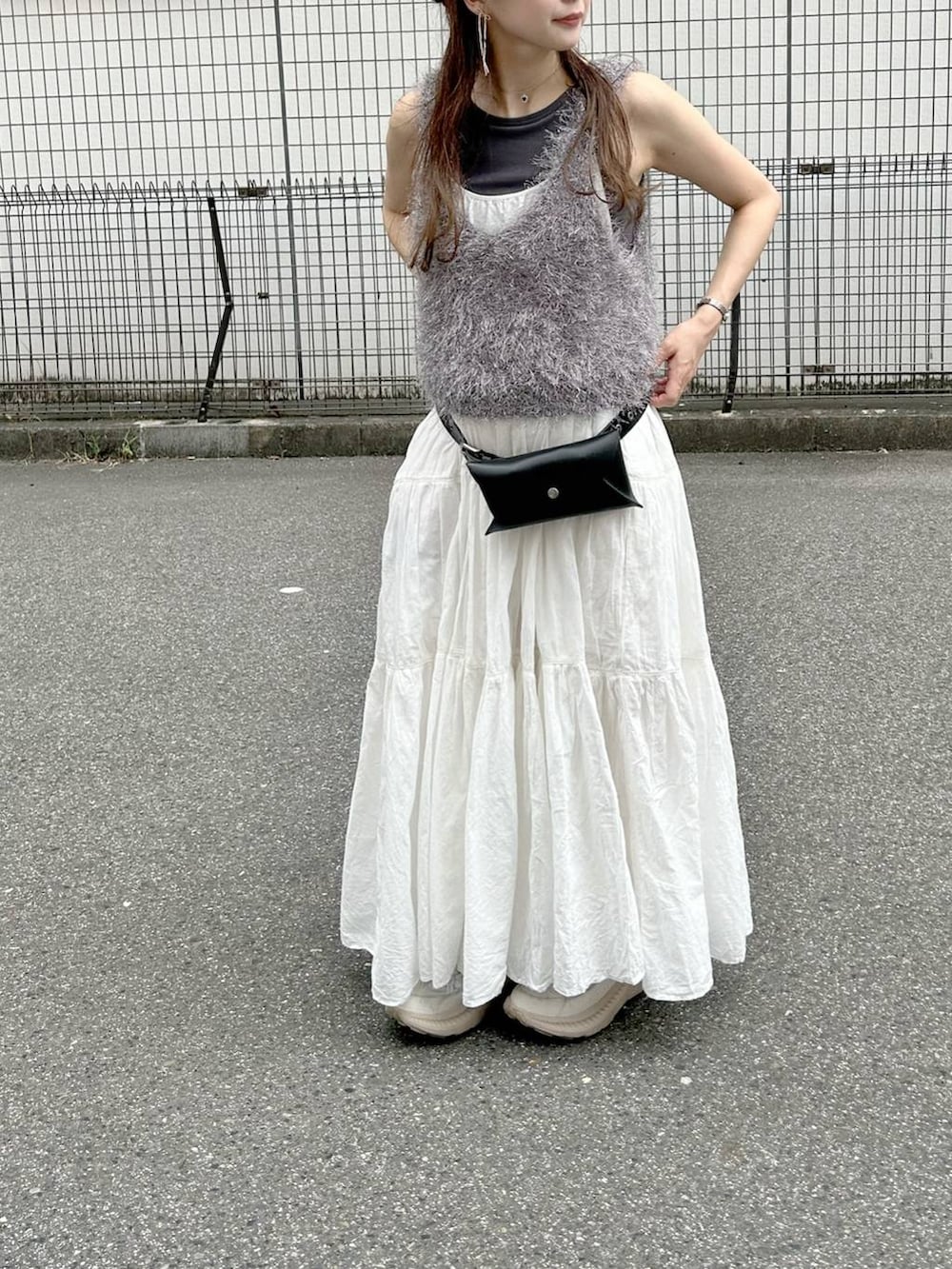 ホワイト系のワンピース、グレー系のキャミソール、ブラック系のベルトを着用したレディースの夏コーディネートの4枚目の写真