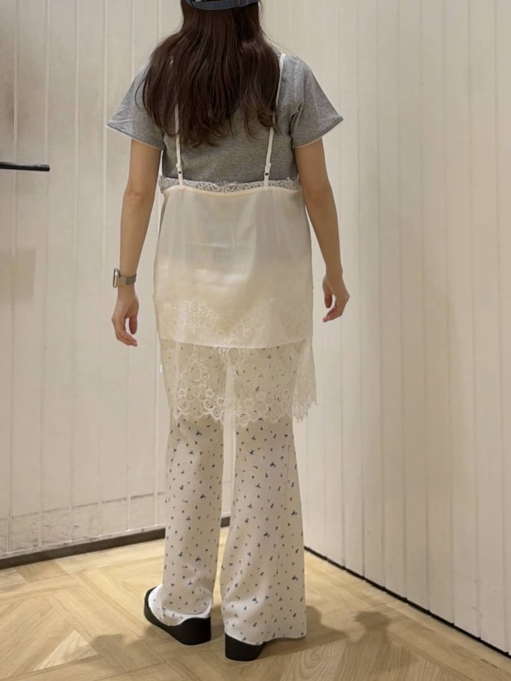 ホワイト系のサンダル、ホワイト系のその他パンツ、ホワイト系のTシャツ/カットソーを着用したレディースの夏コーディネートの3枚目の写真