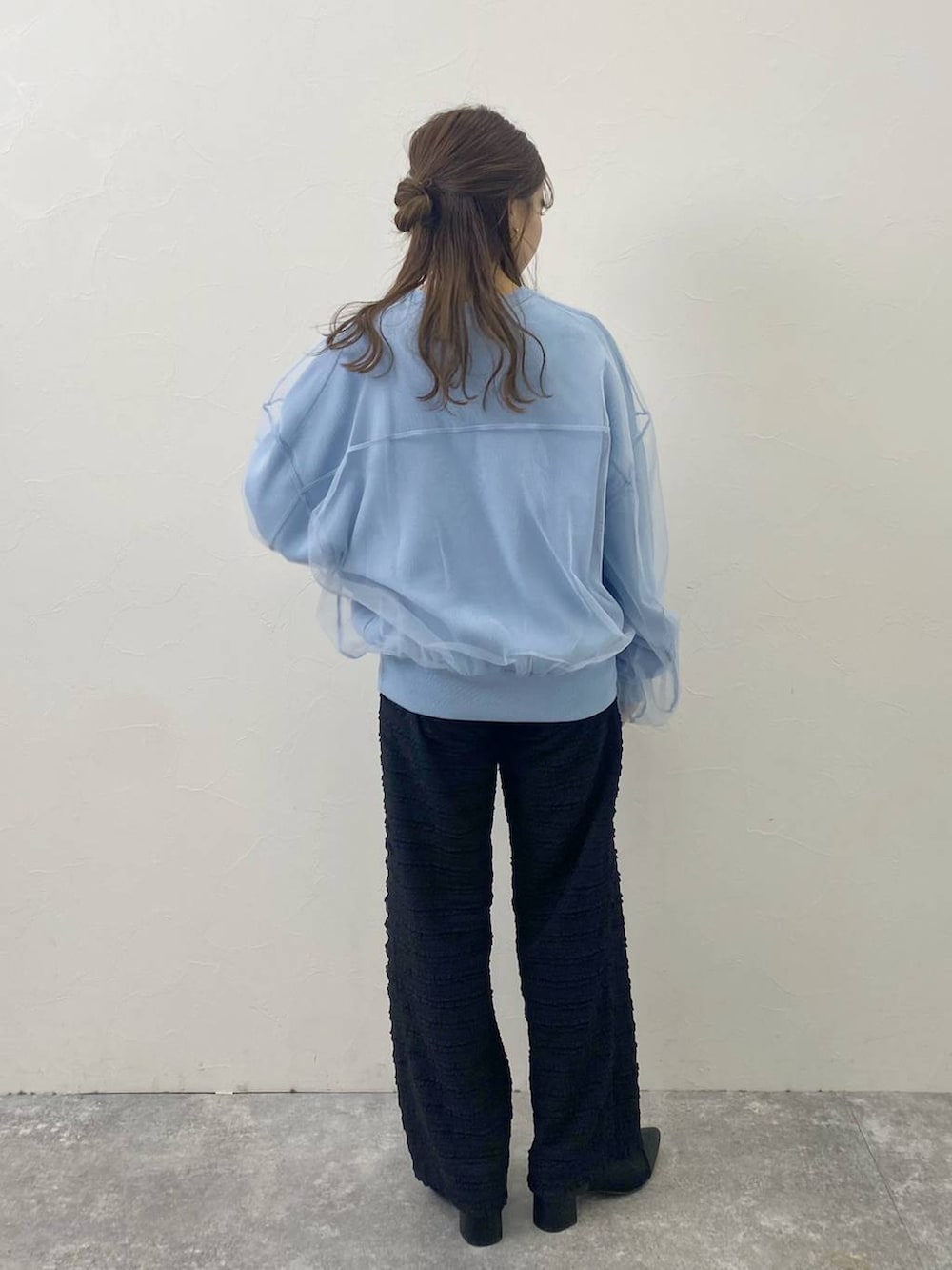 ブラック系のその他パンツ、ブラック系のブーツ、ブルー系のTシャツ/カットソーを着用したレディースの冬コーディネートの4枚目の写真