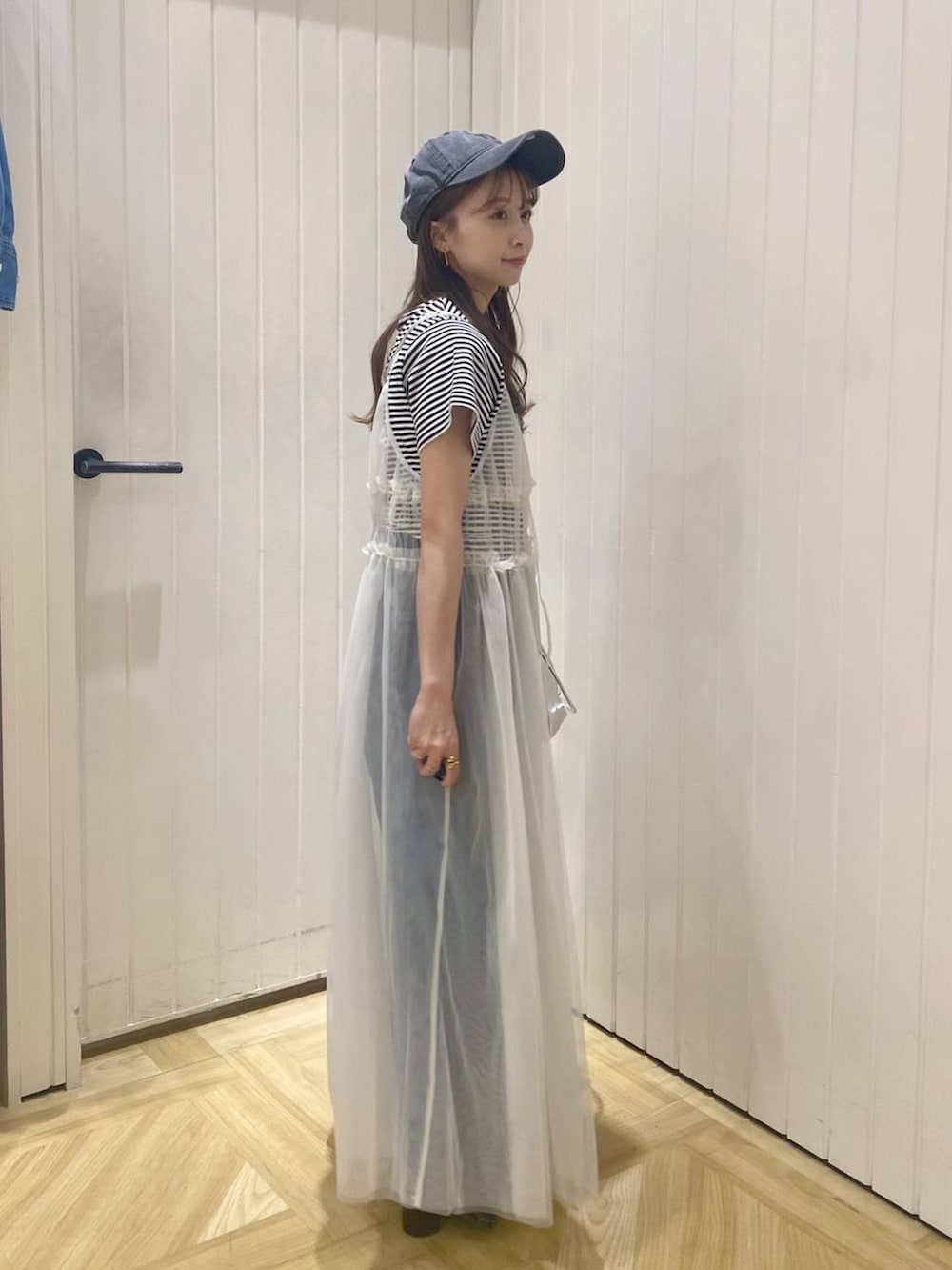 その他のTシャツ/カットソー、ブラック系のサンダル、シルバー系のショルダーバッグを着用したレディースの春コーディネートの2枚目の写真