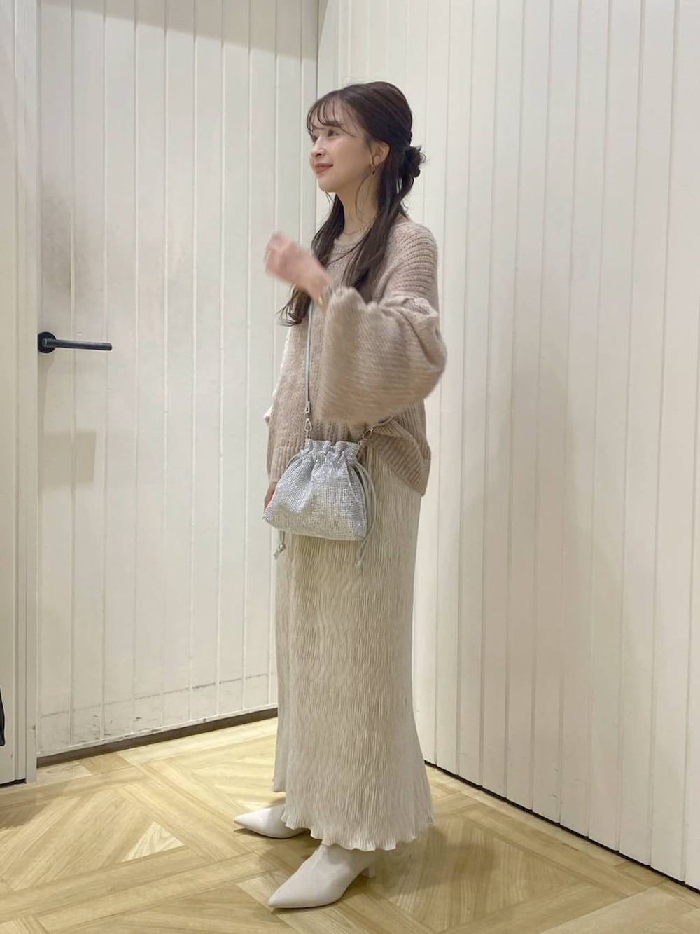 「デートコーデ、ニット、ローリーズスタイル_LOWRYS FARM、低身長、大人女子カジュアル_LOWRYS FARM、フェミニン、ワントーン、ロングスカート、ブーツ、ドットエスティ秋コーデ、ドットエスティフェス、ドットエスティトレンド」｜「LOWRYS FARMのシャイニーベロアタイトＳＫ 136552（スカート、ホワイト系）」を使った、rinangoさん（レディース・146cm）の秋コーディネートの2枚目の写真