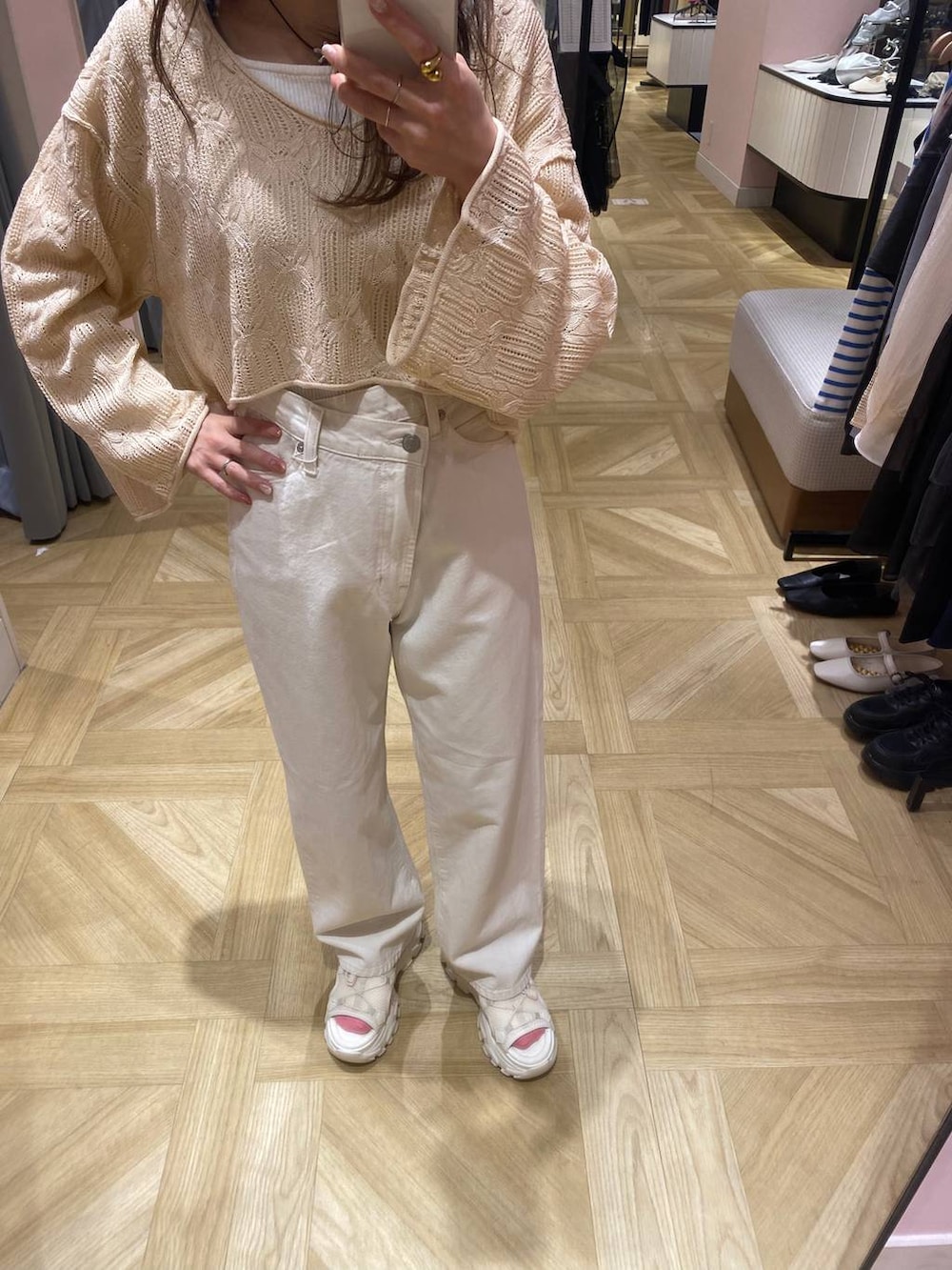 ホワイト系のサンダル、シルバー系のショルダーバッグ、ベージュ系のニット/セーターを着用したレディースの春コーディネートの5枚目の写真