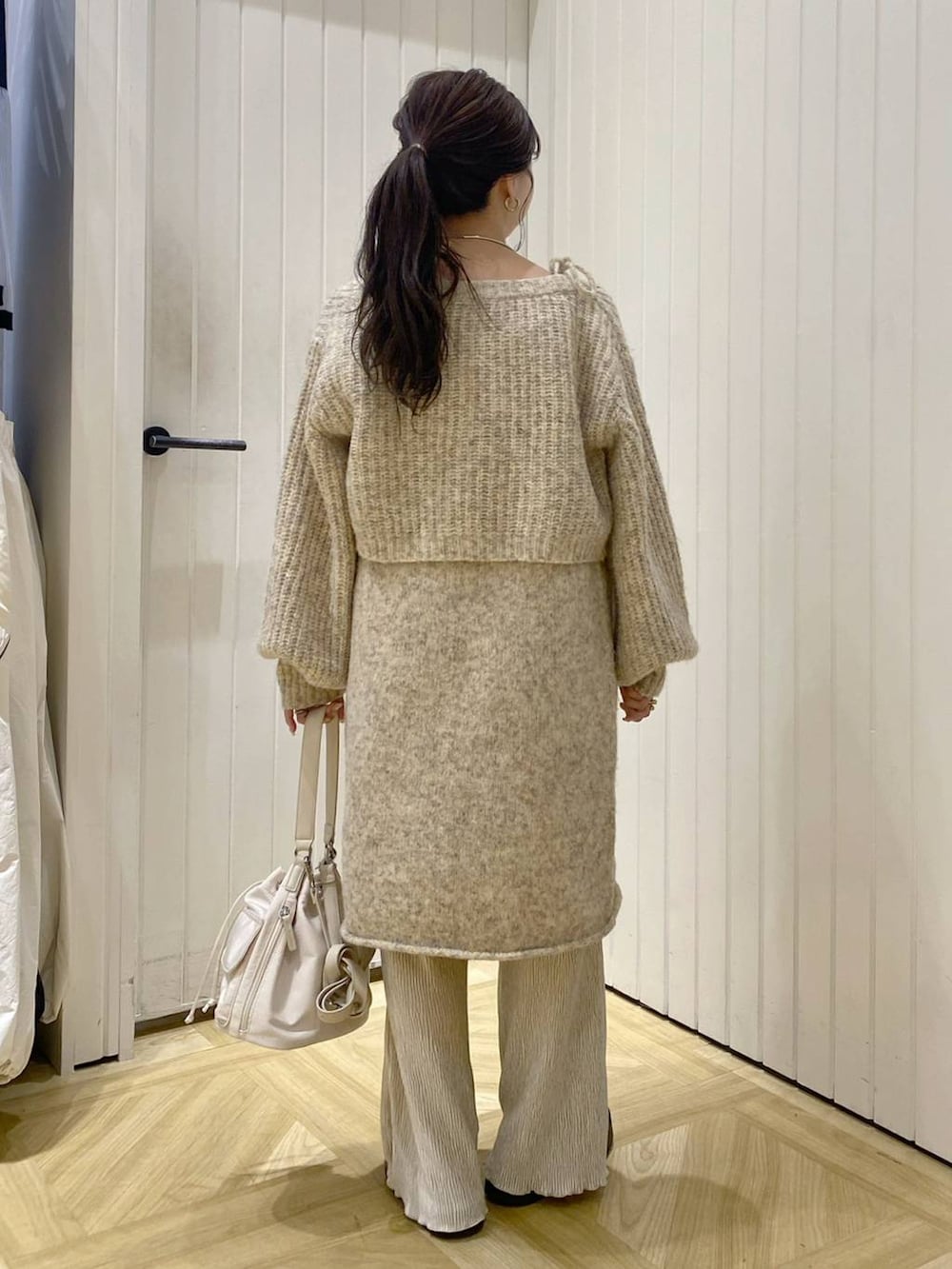 ホワイト系のタンクトップ、ホワイト系のショルダーバッグ、ホワイト系のその他パンツを着用したレディースの秋コーディネートの3枚目の写真