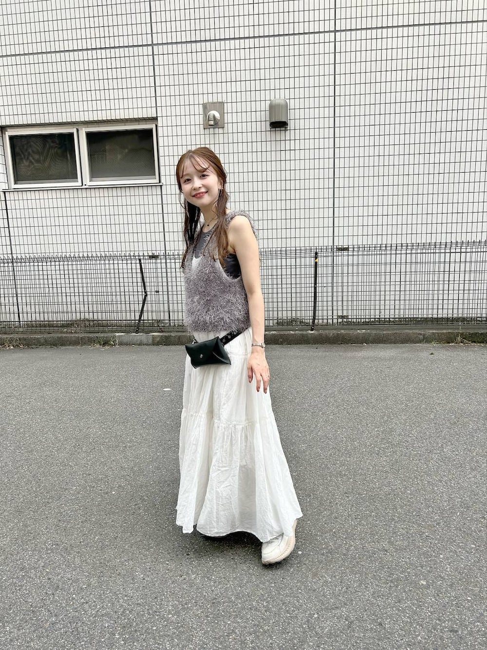 ホワイト系のワンピース、グレー系のキャミソール、ブラック系のベルトを着用したレディースの夏コーディネートの3枚目の写真