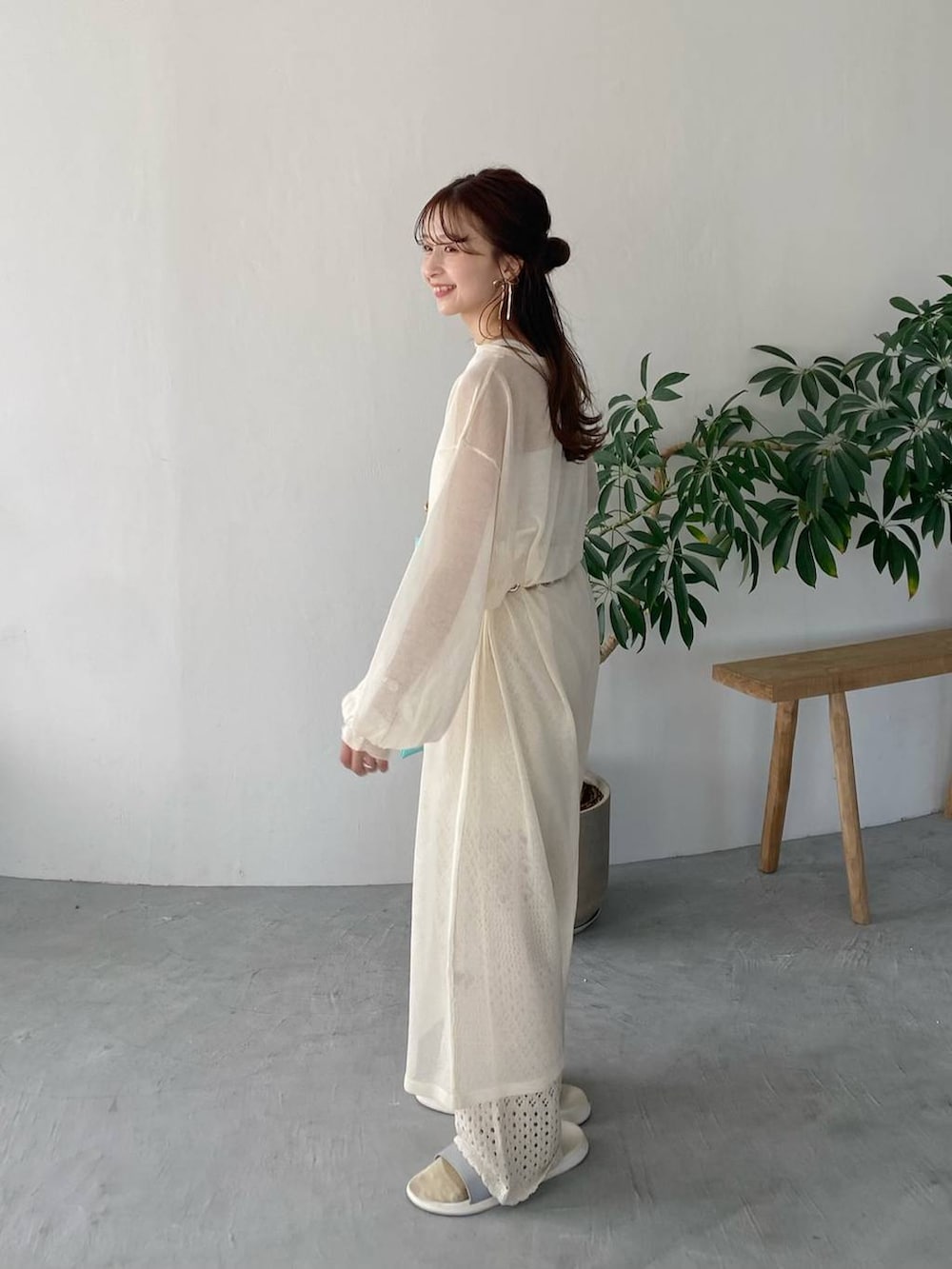 ホワイト系のワンピース、ホワイト系のその他パンツ、シルバー系のベルトを着用したレディースの春コーディネートの3枚目の写真