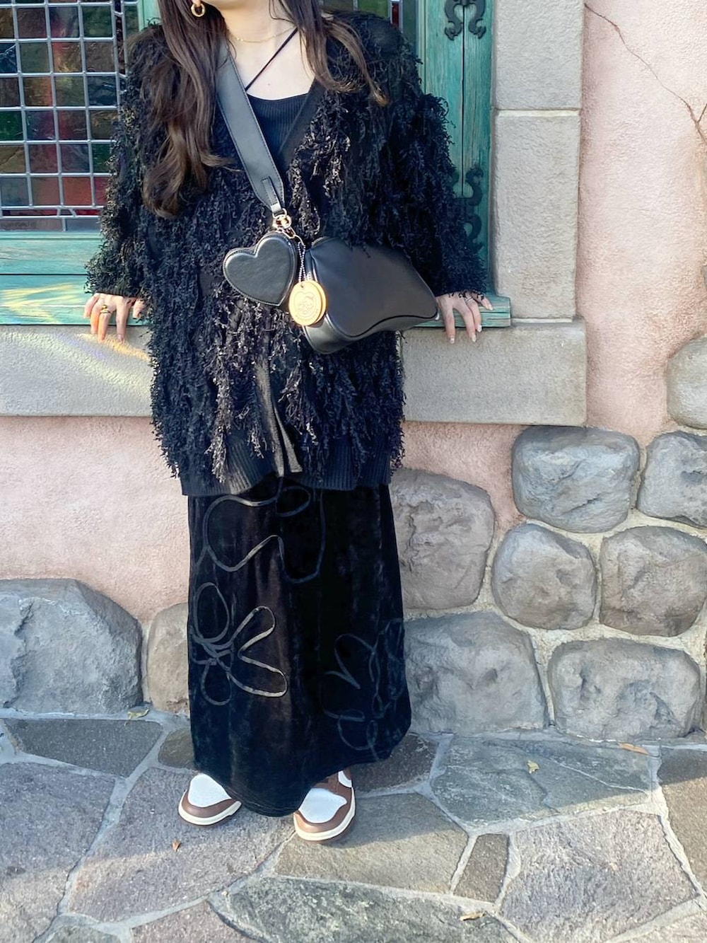 ブラック系のスカート、ブラック系のカーディガン/ボレロ、ブラック系のショルダーバッグを着用したレディースの秋コーディネートの2枚目の写真