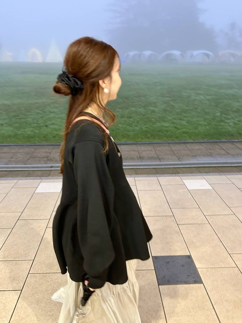 ブラック系のカーディガン/ボレロ、グレー系のスカート、ホワイト系のTシャツ/カットソーを着用したレディースの秋コーディネートの4枚目の写真